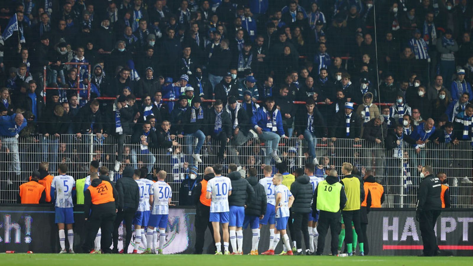 
                <strong>Berlin-Derby: Die Bilder des Spiels</strong><br>
                Nach der Derby-Pleite müssen die Hertha-Profis zum Rapport bei ihren Fans, dabei geht es wohl eher nicht um das nächste Treffen zu Kaffee und Kuchen.
              