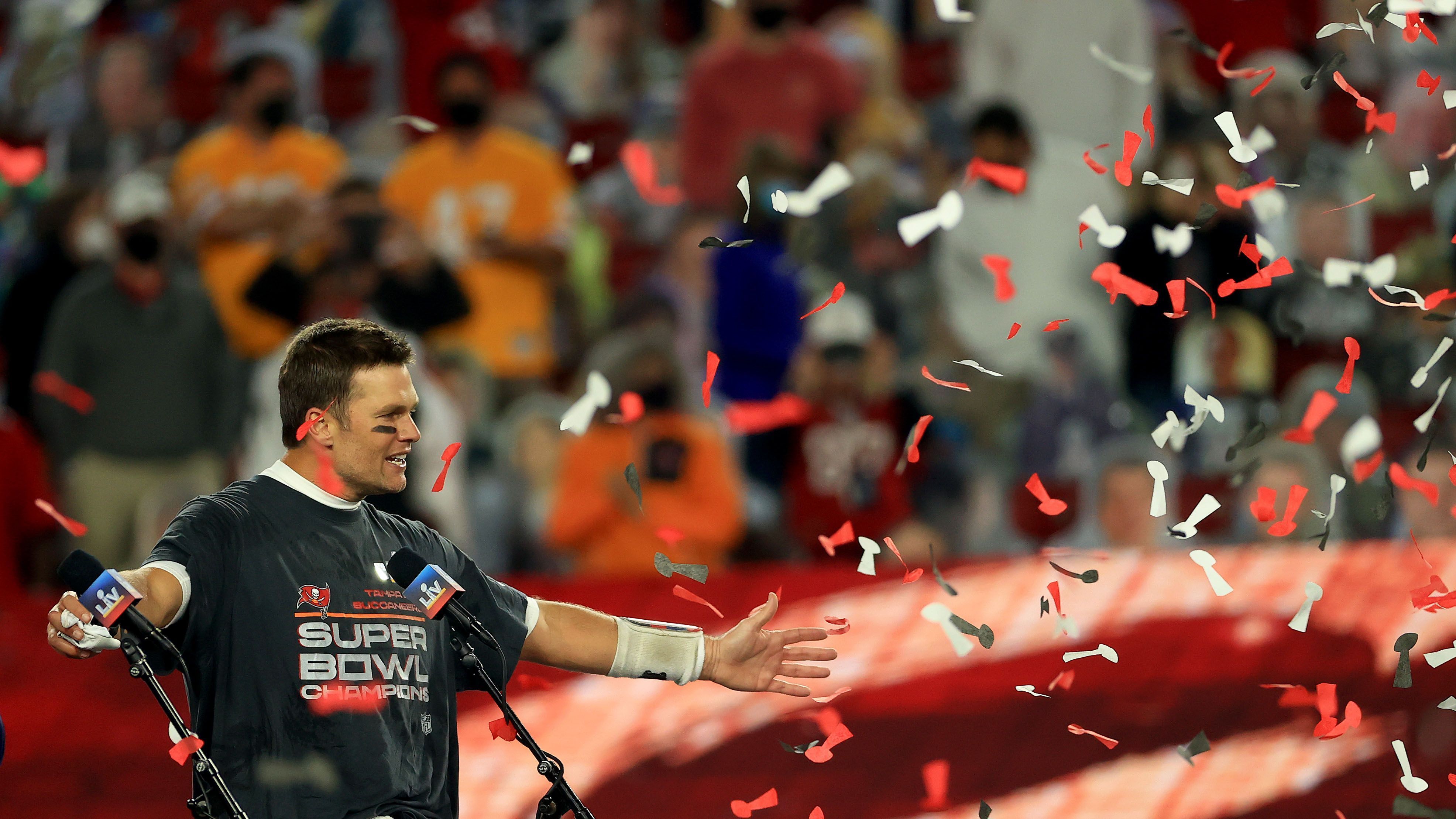 
                <strong>Tom Bradys ewige Weggefährten</strong><br>
                "Hinter jedem Erfolg steht ein starkes Team". Eine Botschaft, die auch für den erfolgreichsten Footballer aller Zeiten gilt. Tom Brady vertraut auf eine große Familie, treue Weggefährte und kongeniale Mitspieler. Öffentlich redet Brady nur selten über sein Privatleben und hält vieles hinter verschlossenen Türen. ran.de wagt dennoch einen Blick auf das enge Umfeld vom siebenmaligen Super-Bowl-Champion vor.
              