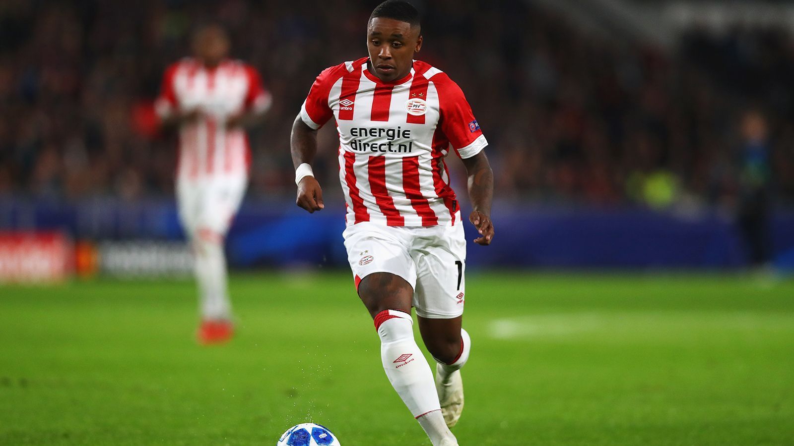 
                <strong>Steven Bergwijn</strong><br>
                Vier Tore, vier Assist stehen Steven Charles Bergwijn in dieser Saison in der Eredivisie bereits zu Buche. Der Linksaußen ist bei PSV Eindhoven seit Jahren unverzichtbar. Auch er entstammt der Nachwuchsakademie von Ajax Amsterdam, ehe er noch im Jugendalter zu PSV ging. Der 21-Jährige besitzt auch die surinamesische Staatsbürgerschaft, spielt aber seit der U17 für die Niederlande. Nun nominierte ihn Ronald Koeman erstmals für die Elftal. 
              