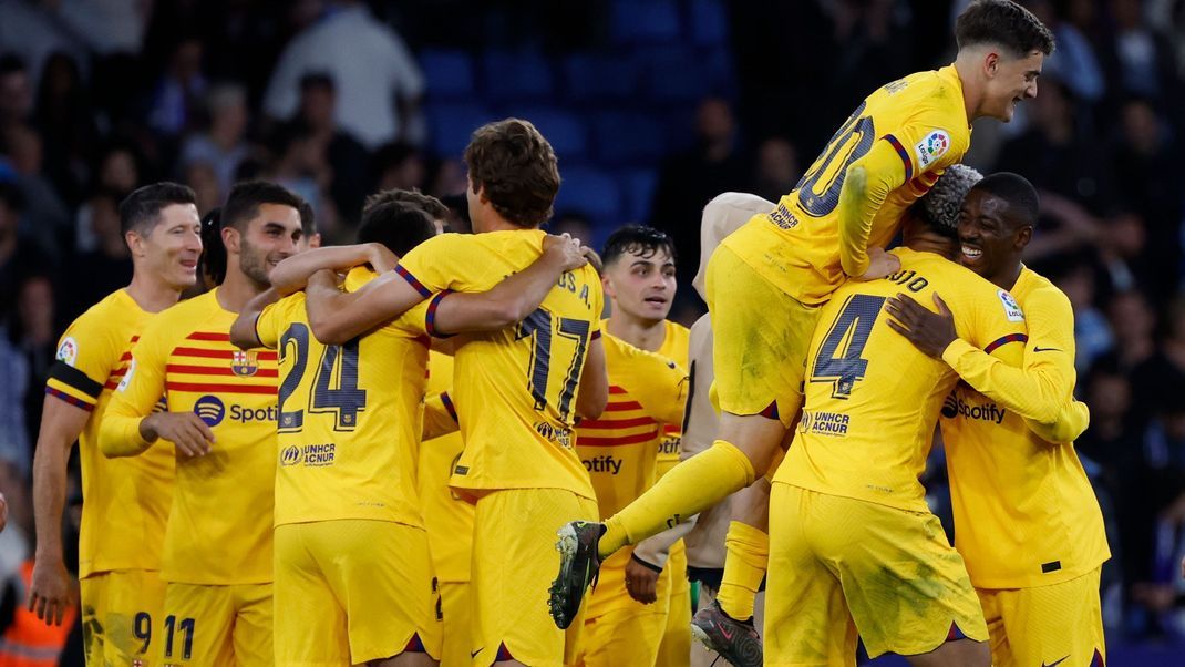  Spieler des FC Barcelona feiern nach dem Fußballspiel. Der FC Barcelona hat mit 4:2 gewonnen und wurde vorzeitig spanischer Meister. 