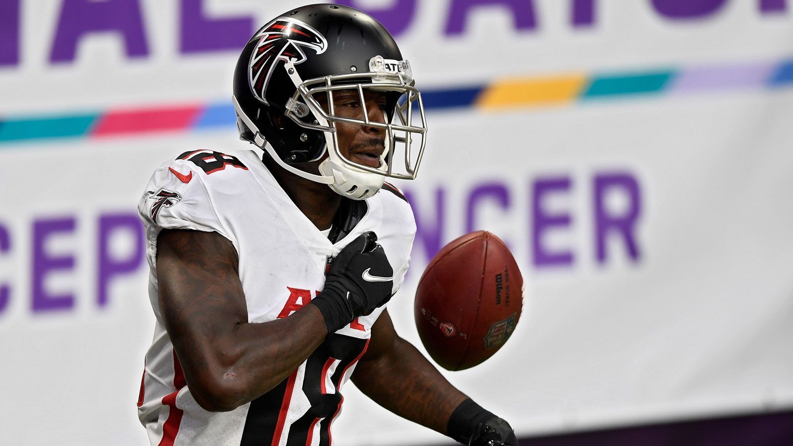 <strong>Calvin Ridley (Wide Receiver, Jacksonville Jaguars): Ein Jahr</strong><br>
                Auch Calvin Ridley war 2022 zum Zuschauen verdammt, allerdings die komplette Saison. Weil der damalige Falcons-Receiver im Jahr 2021 Wetten auf NFL-Spiele abschloss, sperrte ihn die Liga für die gesamte Spielzeit.
