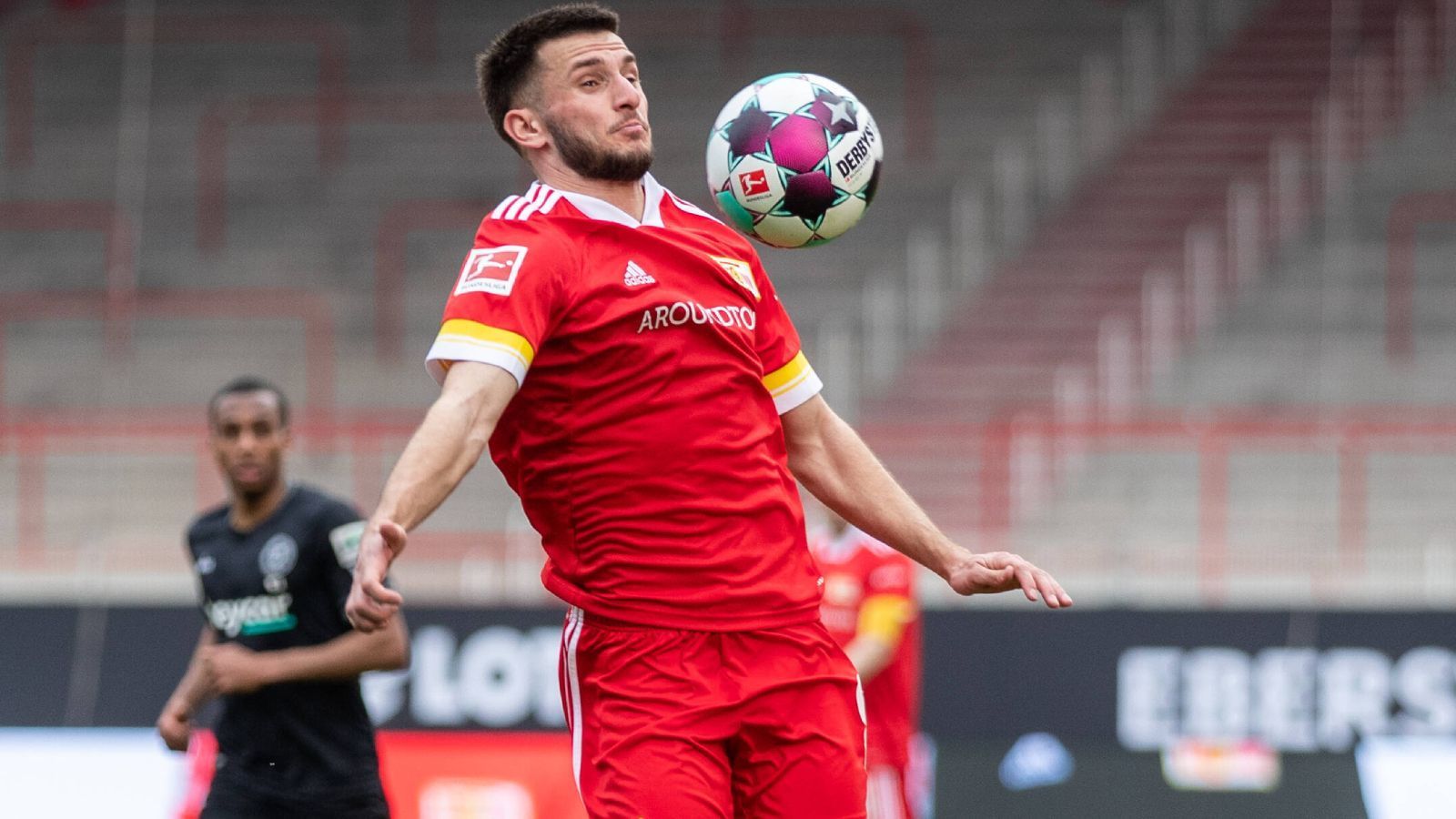 
                <strong>Leon Dajaku (1. FC Union Berlin)</strong><br>
                Im Winter 2021 wurde Leon Dajaku von Bayerns zweiter Mannschaft zu Union Berlin ausgeliehen. Der Deutsch-Kosovare wurde für die Eisernen jedoch nur zwei Mal eingewechselt, später verletzte er sich am Fuß und steckte sich mit Covid-19 an. Im Gegensatz zu den vorherigen Leihspielern ist Dajaku jedoch noch bis 2022 an Union gebunden. Zudem besitzen die Köpenicker eine Kaufoption für den Angreifer.
              