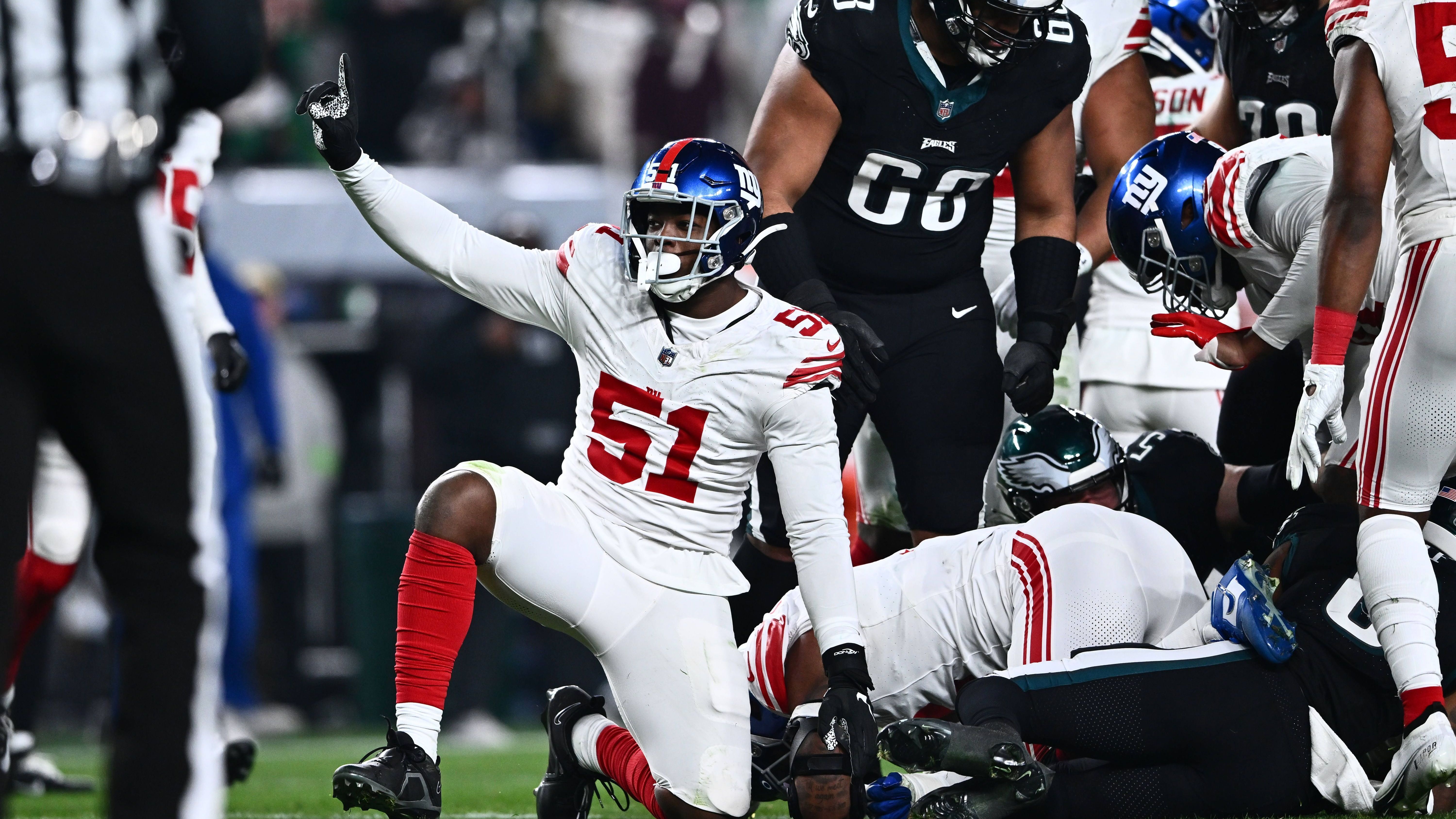 <b>Edge Rusher: Azeez Ojulari&nbsp;<br></b>22 Sacks sammelte Azeez Ojulari über die ersten vier Spielzeiten bei den New York Giants. Der ehemalige Zweitrunden-Pick ist mit 24 Jahren sicherlich noch nicht an dem Höhepunkt seiner NFL-Karriere angekommen. Zwar gelang ihm bisher nicht der Sprung zu einem Star-Spieler, ein solider Pass Rusher ist er dennoch.