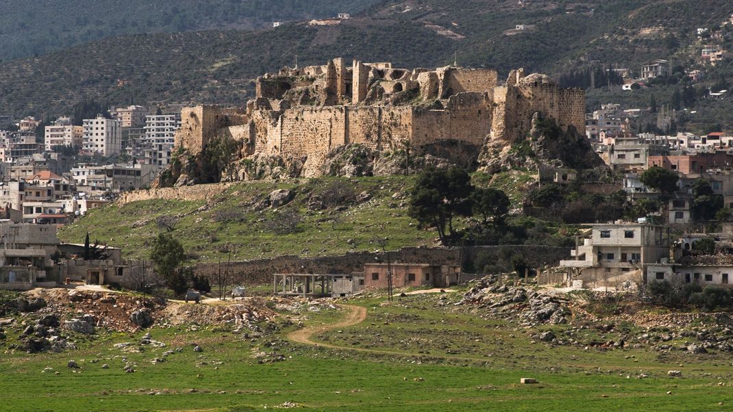 Ruine: Die Burg Maysaf, im Westen Syriens, war eines der Zentren der Nizariten. Da sie näher am Gebiet der Kreuzritter lag, hielten diese Maysaf lange für den Hauptsitz der Glaubensgemeinschaft.&nbsp;