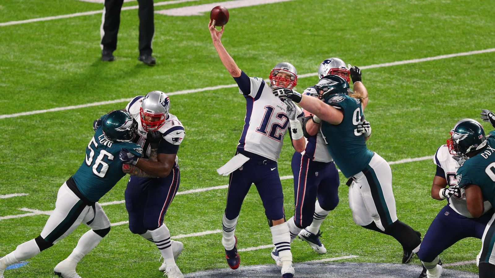 
                <strong>23. Rekord: Meiste Passing Yards in einem Playoff-Spiel</strong><br>
                Tom Brady hat auch die meisten Passing Yards in einem Playoff-Spiel. Im Super Bowl LII gegen die Philadelphia Eagles warf er für 502 Yards, was die 33:41-Niederlage aber auch nicht verhinderte.
              
