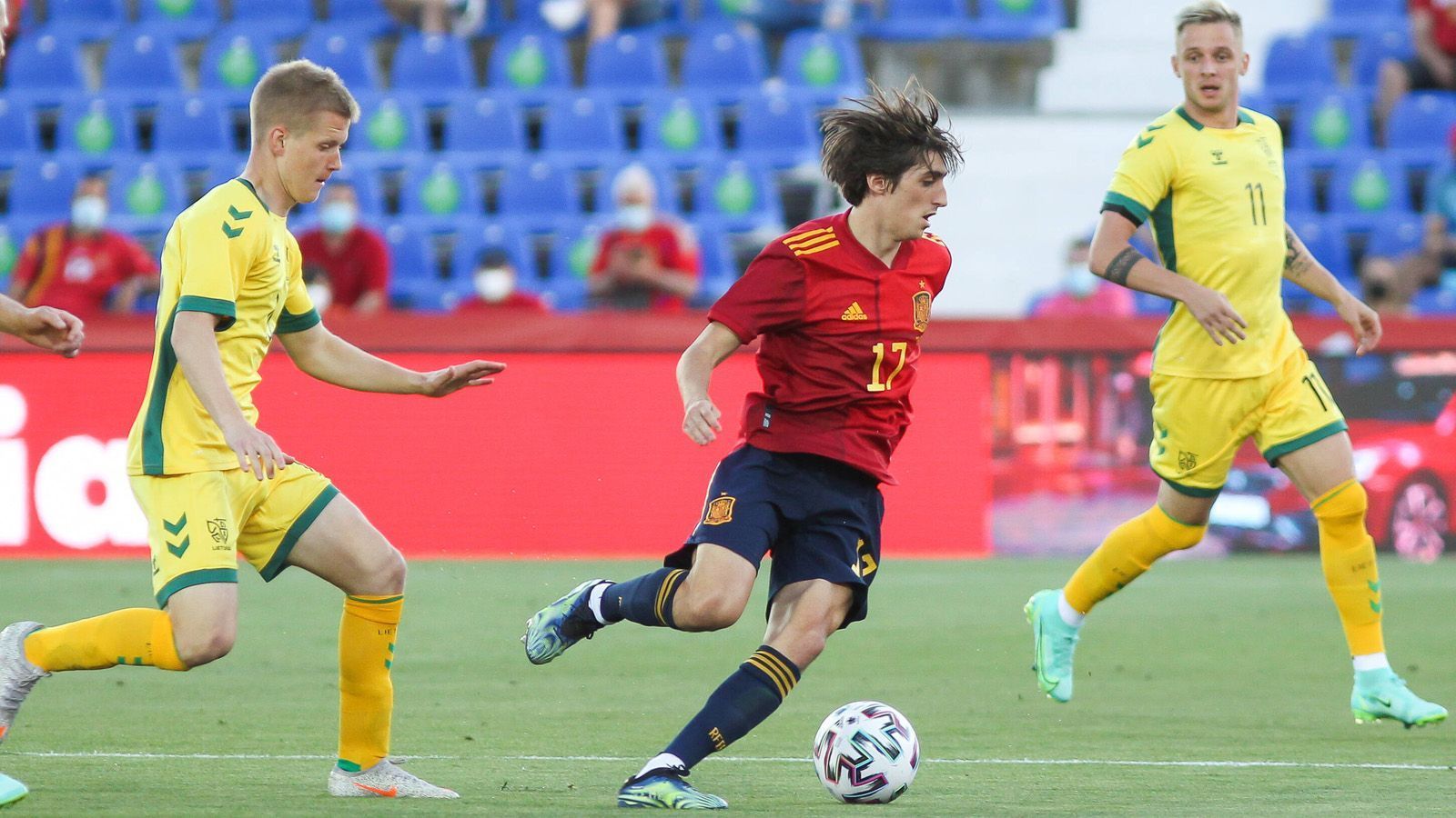 
                <strong>Bryan Gil (20 Jahre, Spanien, FC Sevilla)</strong><br>
                Bryan Gil ist ein weiteres Top-Talent der spanischen Olympia-Auswahl. Der 20-jährige Flügelspieler absolvierte bereits drei Länderspiele für die A-Nationalmannschaft. Vergangene Saison wurde der Flügelspieler innerhalb der 1. spanischen Liga vom FC Sevilla an SD Eibar verliehen, war dort über die gesamte Saison Stammspieler und verbuchte vier Tore und drei Vorlagen. Laut Medienberichten steht er vor einem Wechsel zu Tottenham Hotspur.
              