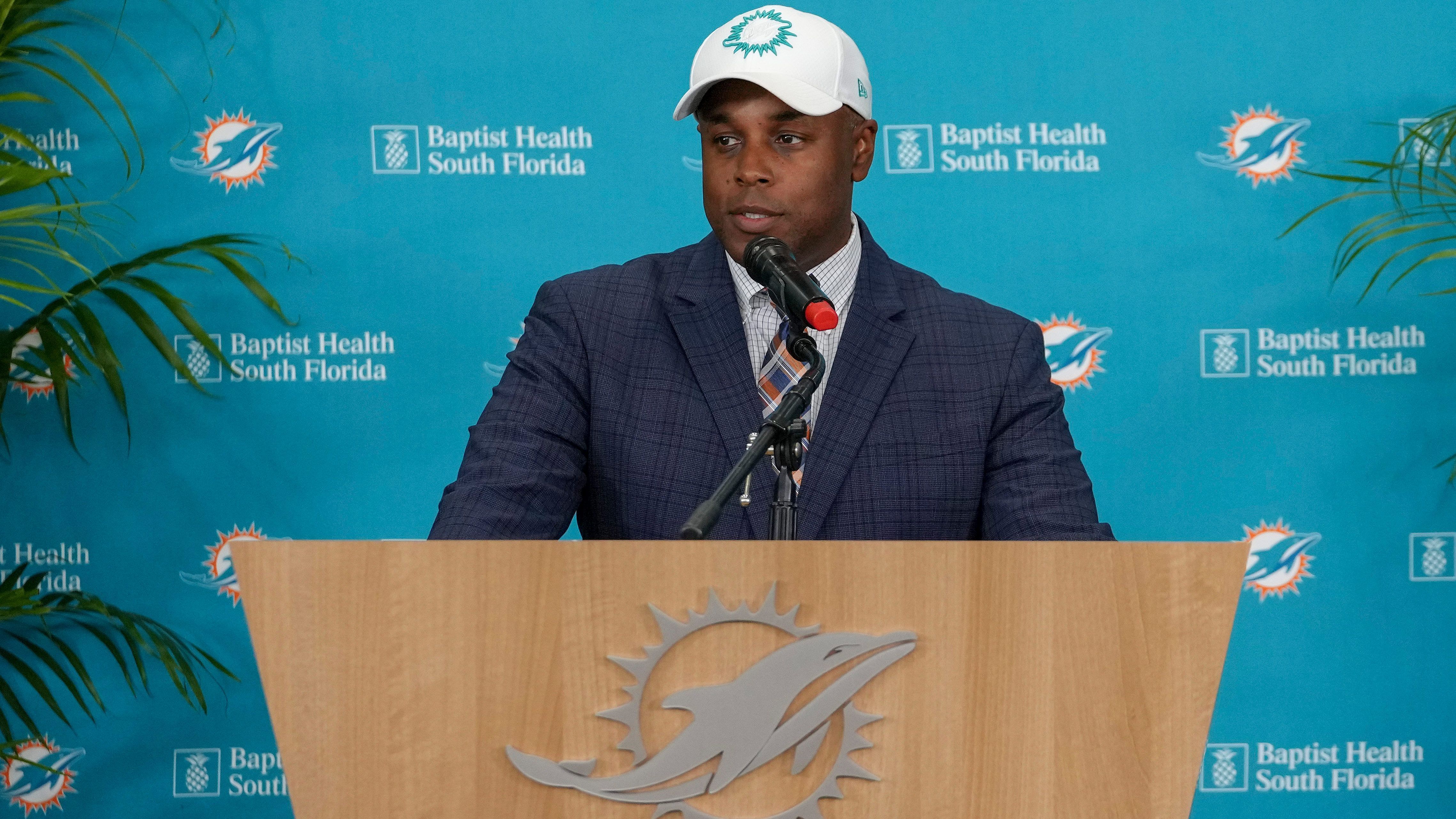 <strong>Miami Dolphins: Chris Grier</strong><br>
                • <strong>Im Amt seit</strong>: 2016<br>• <strong>Geboren am</strong>: 24. März 1970<br>• <strong>Vorherige Stationen</strong>: Miami Dolphins (u.a. Direktor des College Scoutings), New England Patriots (Scout)