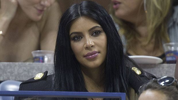 
                <strong>Kim Kardashian</strong><br>
                Im April 2010 soll Ronaldo dem Charme von US-Starlet Kim Kardashian erlegen sein. Nach einem gemeinsamen Restaurant-Besuch in Madrid nimmt "CR7" das Model mit in seine Villa. Was er ihr da wohl gezeigt hat?
              