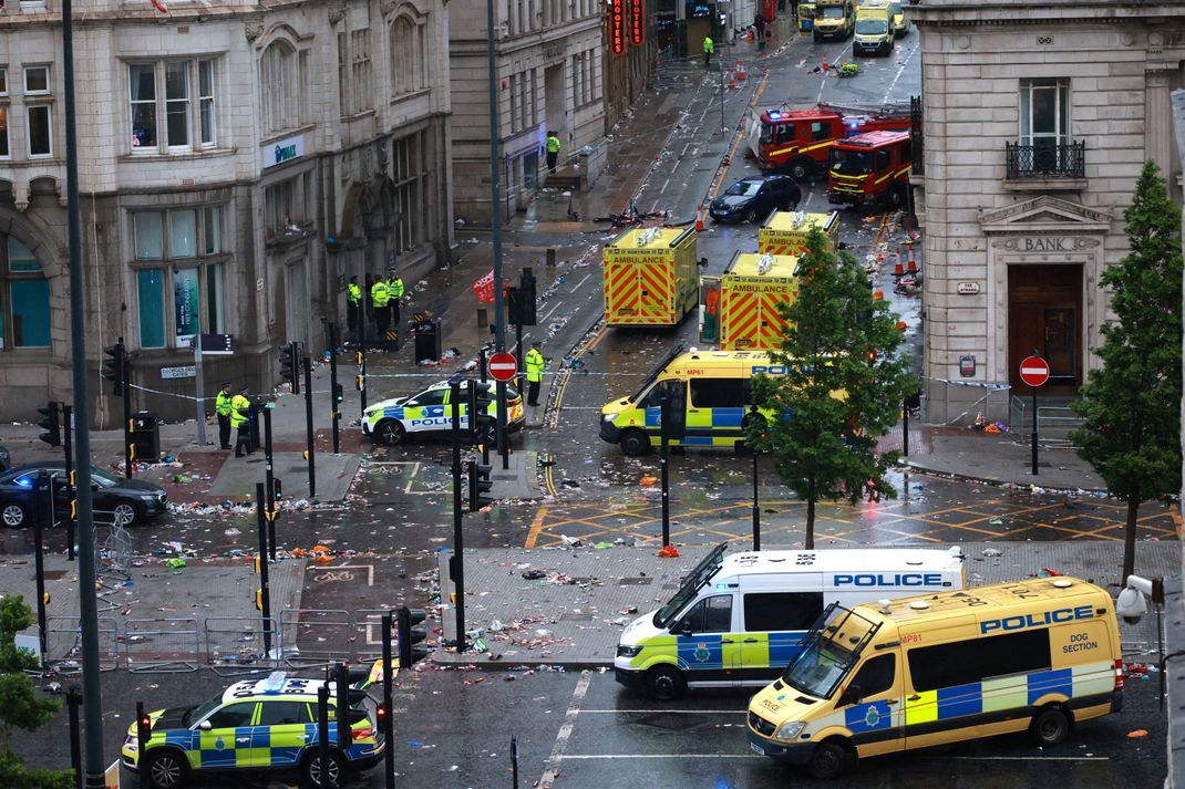 Ein Auto fährt in Liverpool in eine Menschenmenge - und stiftet Chaos. Viele Fragen bleiben noch ungeklärt.