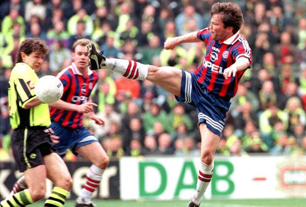 
                <strong>Bundesliga 96/97</strong><br>
                Viele Jahre später sieht das ganz anders aus: Lothar Matthäus mit einem Kung Fu-Tritt gegen den Dortmunder Andreas Möller ...
              