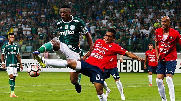 
                <strong>Yerry Mina</strong><br>
                Nach Philippe Coutinho schlägt der FC Barcelona in diesem Winter ein zweites Mal zu. Innenverteidiger Yerry Mina wechselt für 11,8 Millionen Euro von Palmeiras nach Katalonien. Der 23-jährige Kolumbianer soll auch bei Borussia Dortmund im Gespräch gewesen sein, wagt aus Brasilien nun aber den Sprung in die Primera Division. Bei Barcelona erhält Mina einen Vertrag bis 2023 und soll gemeinsam mit Samuel Umtiti die Zukunft in der Defensive der Blaugrana bilden.
              