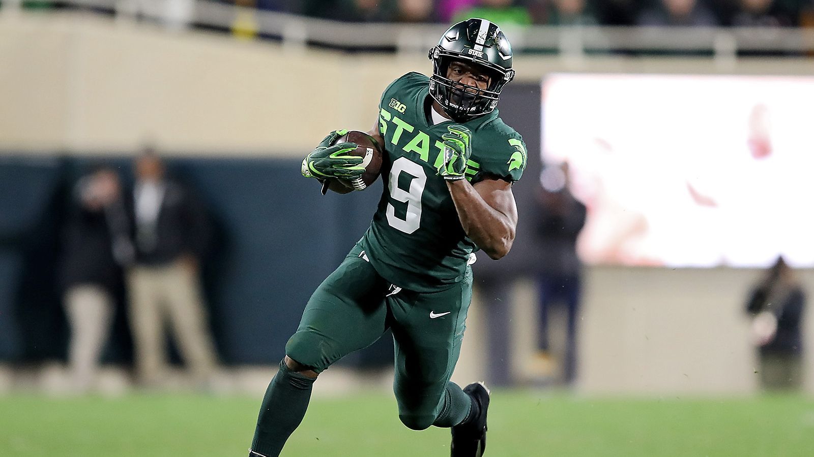 
                <strong>Kenneth Walker (Michigan State Spartans) </strong><br>
                Viele Experten sehen Kenneth Walker als den besten Running Back im diesjährigen Draft. Der 21-Jährige sammelte in seinem ersten Jahr als Vollzeit-Starter 1.634 Rushing Yards und 18 Touchdowns. Ins Passspiel wurde er nur selten eingebunden, er fing 13 Pässe für 89 Yards Raumgewinn. Walker setzte zudem einige Bestmarken unter allen Running Backs. Er ließ die meisten Verteidiger aussteigen (89) und sammelte die meisten Yards nach Erstkontakt mit einem Defensiv-Spieler (1.168 Yards). Als Läufer greift Walker gerne in die Trickkiste, packt immer wieder Spin Moves oder Jump Cuts aus. Er verfügt über eine sehr gute Balance, besonders bei Kontakt mit Gegenspielern, und eine starke Endgeschwindgkeit. Als Pass Blocker erlaubte er sich hin und wieder Fehler, in diesem Bereich muss er an seiner Technik arbeiten. Im Passspiel zeigte er nur recht wenig, was aber auch dem Offensiv-Scheme der Spartans geschuldet ist. Hier könnte aufgrund seiner sehr starken Athletik noch Potenzial schlummern.
              