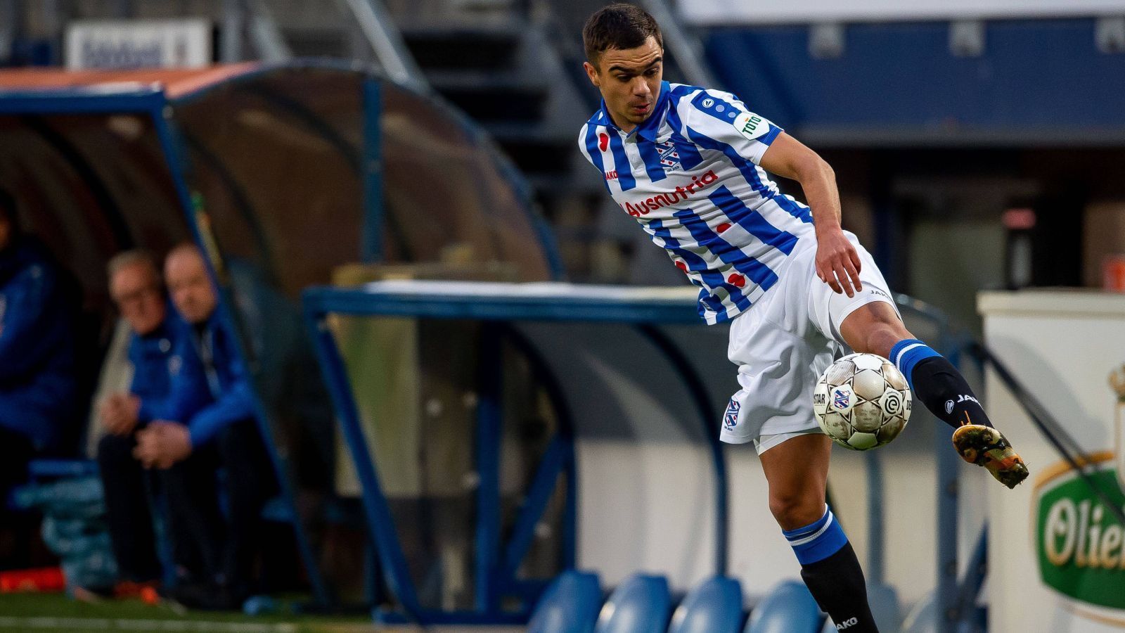 
                <strong>Oliver Batista Meier (SC Heerenveen)</strong><br>
                Oliver Batista Meier war zu Beginn der Hinserie beim niederländischen Erstligisten SC Heerenveen im offensiven Mittelfeld noch gesetzt. Doch nach dem Jahreswechsel war er plötzlich kein Thema mehr. Am zweiten Spieltag war er der Matchwinner beim 3:1 in Sittard, als er ein Tor erzielte und eines auflegte. Bis Spieltag 15 wurde Batista Meier - abgesehen von drei Spielen aufgrund einer Verletzung - immer eingesetzt. Am 16. Spieltag jedoch gab es einen Bruch. Der Leihspieler der Bayern spielte seitdem nur noch 24 Minuten, seit März gar nicht mehr. Der 20-Jährige kehrt nach München zurück.
              