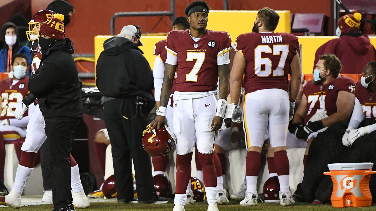 
                <strong>Verlierer: Washington setzt Haskins vor die Tür</strong><br>
                Das NFL-Business ist hart. Das musste auch Jungspund Dwayne Haskins erleben, als er in Woche 16 vom Washington Football Team entlassen wurde. Die Franchise trennte sich einen Tag nach der 13:20-Niederlage gegen die Carolina Panthers vom einstigen Hoffnungsträger, der im Draft 2019 an 15. Stelle verpflichtet wurde. Zahlreiche Eskapaden neben dem Platz, wie ein Stripclub-Besuch trotz Corona-Pandemie, trugen ihren Teil zur Entlassung bei. "Ich trage die volle Verantwortung dafür, dass ich nicht die Standards eines NFL-Quarterbacks erfüllen konnte und werde aufgrund dieser Erfahrung als Spieler und Mensch wachsen", teilte der 23-Jährige kurz nach der Entscheidung mit. 
              