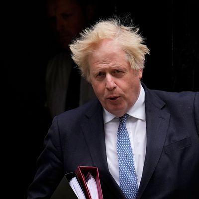 Boris Johnson, der Vergessliche. Er kann sich nicht mehr an seine Handy-Pin erinnern.