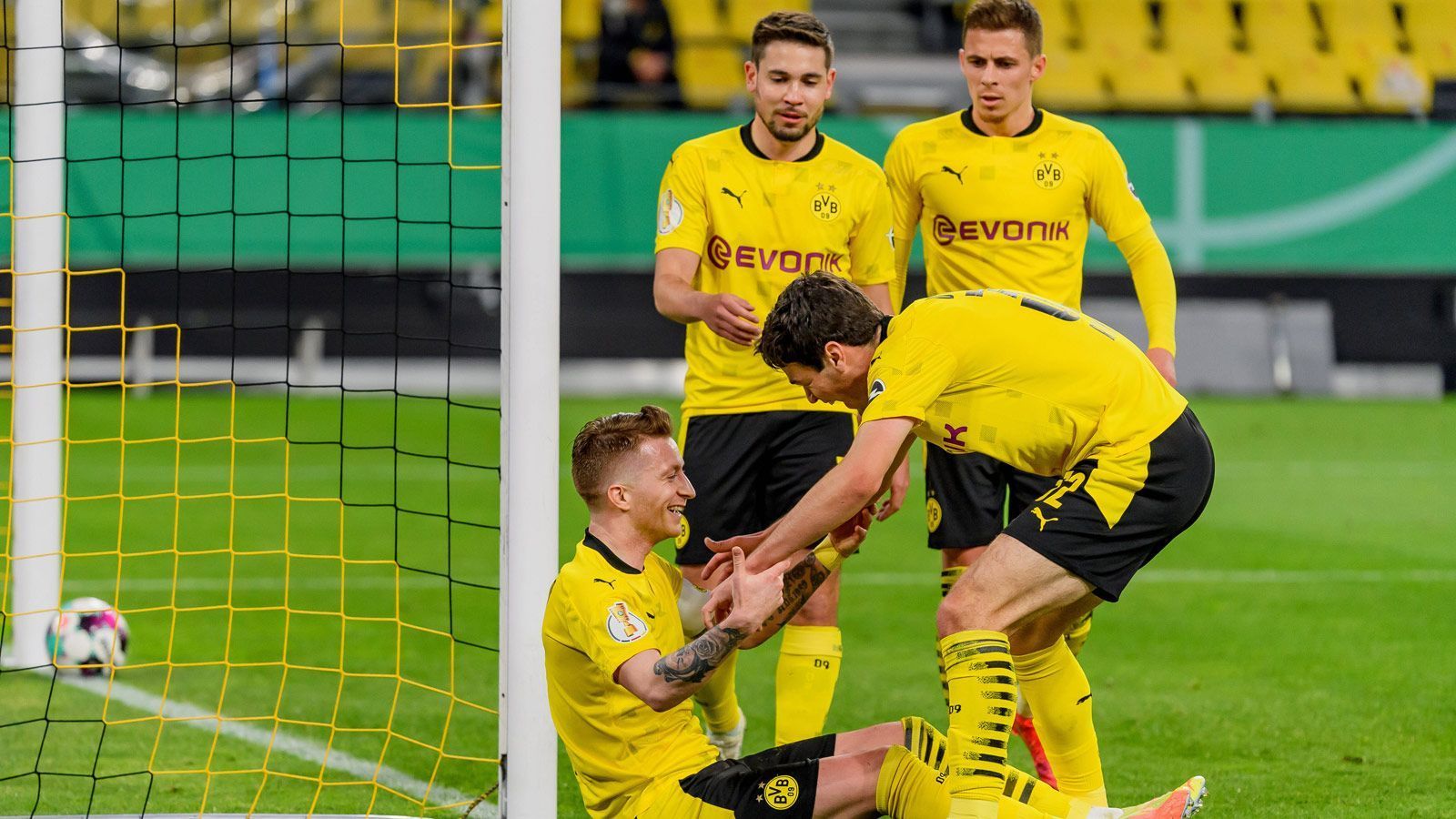 
                <strong>Marco Reus</strong><br>
                Reus präsentiert sich in Bestform! Wie er sich in der 23. Minute im gegnerischen Strafraum durchsetzt und das 2:0 einleitet, zählt zu den Hinguckern des Spiels. Nur drei Minuten später trifft er selber zum 3:0. Nach 62. Minuten wird er ausgewechselt, um sich zu schonen. Ein Reus in dieser Form gehört zwingend in den deutschen Kader der Europameisterschaft. ran-Note: 1
              