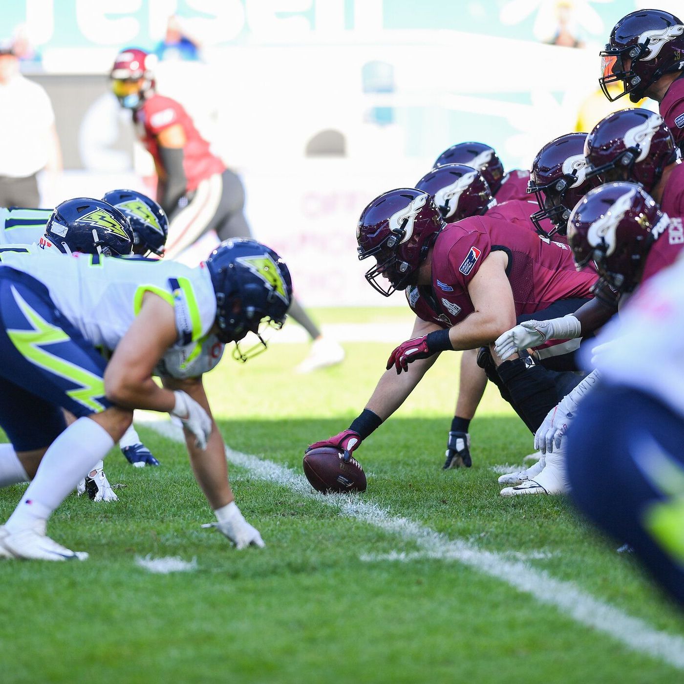 ran Football: Die European League of Football, Staffel 2023 - Footballspieler machen sich beriet für das größte Spiel des Jahres.