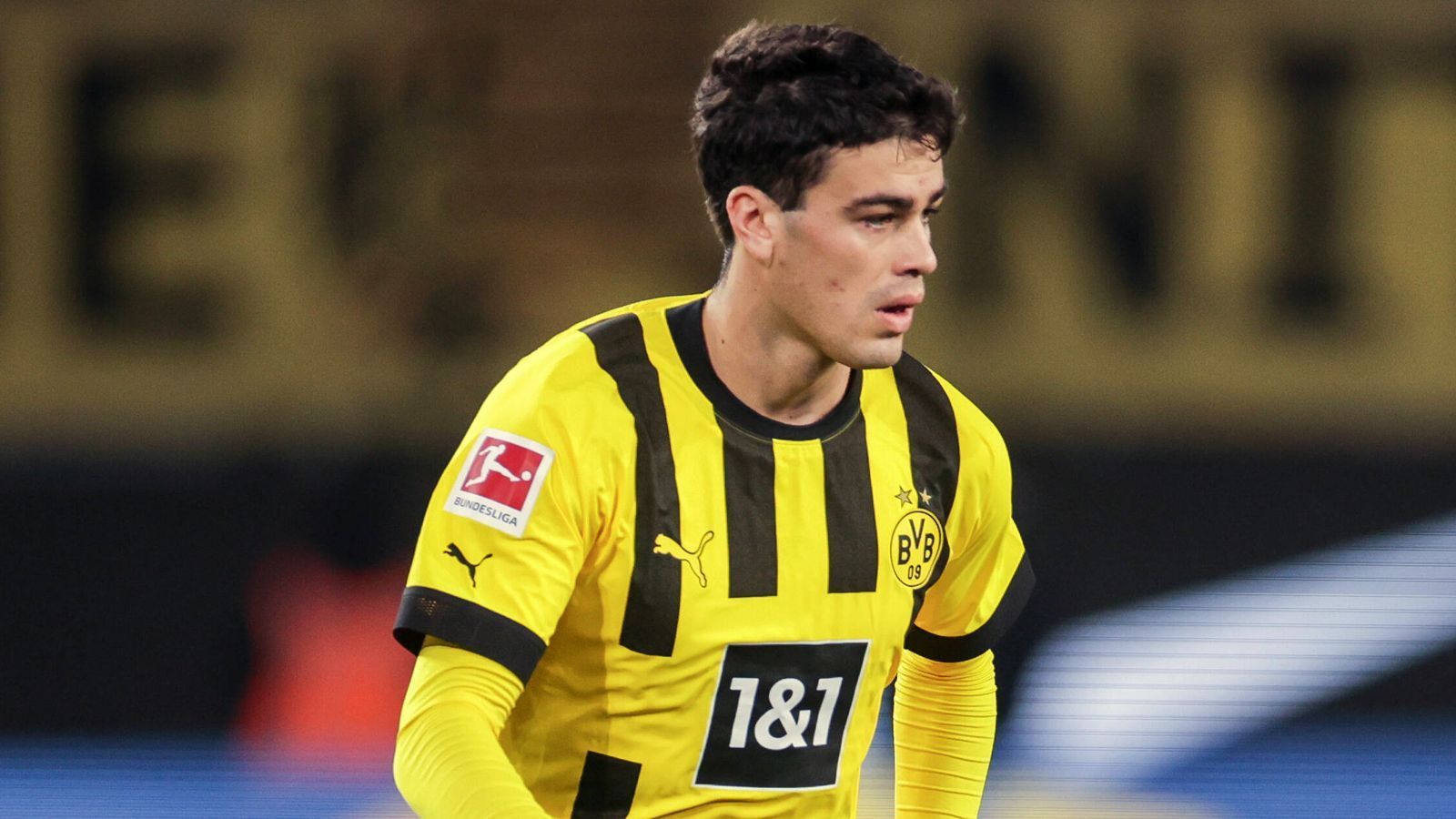 
                <strong>Giovanni Reyna (Borussia Dortmund)</strong><br>
                Engagierter Beginn des Youngsters. Dribbelt sich aber immer wieder gegen die Gladbacher Defensive fest. Lässt die 100-prozentige Chance zum Anschlusstreffer per Nachschuss aus kurzer Distanz liegen (33.). Setzt sich kurz vor der Pause stark gegen Hofmann durch, dringt tief in den Strafraum und bedient Malen mustergültig (44.). Die zahlreichen defensiven Böcke führen auch dazu, dass Reyna und seine Offensivkollegen immer nur situativ stattfinden und kein Spielfluss im Angriff des BVB entsteht. Hat bereits zur Halbzeit Feierabend. ran-Note: 
              