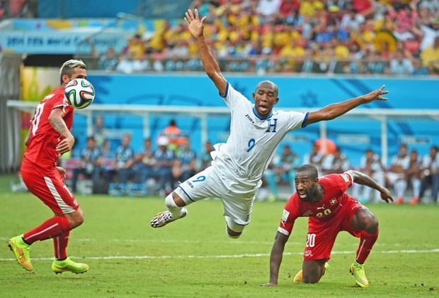 
                <strong>Honduras vs. Schweiz (0:3) - Flugeinlage von Jerry Palacios</strong><br>
                Wie ein Vogel segelt der Stürmer Jerry Palacios durch den Strafraum. Nach drei Spielen ohne Punktgewinn fliegen die Mittelamerikaner sinngemäß aus der Gruppe und verabschieden sich somit aus Brasilien.
              