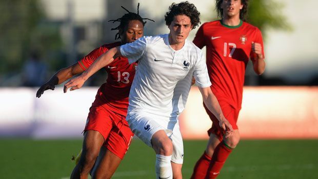 
                <strong>Adrien Rabiot (Paris St. Germain)</strong><br>
                Adrien Rabiot: Mit 17 Jahren und vier Monaten debütierte der defensive Mittelfeldspieler unter Carlo Ancelotti für PSG. Seitdem sind drei Jahre vergangen und Rabiot hat sich zu einem Topmann auf seiner Position entwickelt. Das Problem: Beim Hauptstadt-Klub gibt es große Konkurrenz. Deshalb hat es der 20-Jährige schwer. Dennoch durfte er in der Saison in neun Pflichtspielen ran.
              