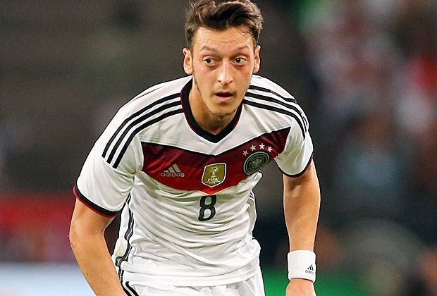 
                <strong>Mesut Özil</strong><br>
                Versucht das deutsche Spiel zu ordnen, bietet sich an, schuftet und plagt sich ab. Viele Geistesblitze sind zunächst nicht dabei. Nach dem Seitenwechsel findet der Arsenal-Star seine Spielfreude wieder und ist der gewohnte Ballverteiler. ran-Note: 3
              