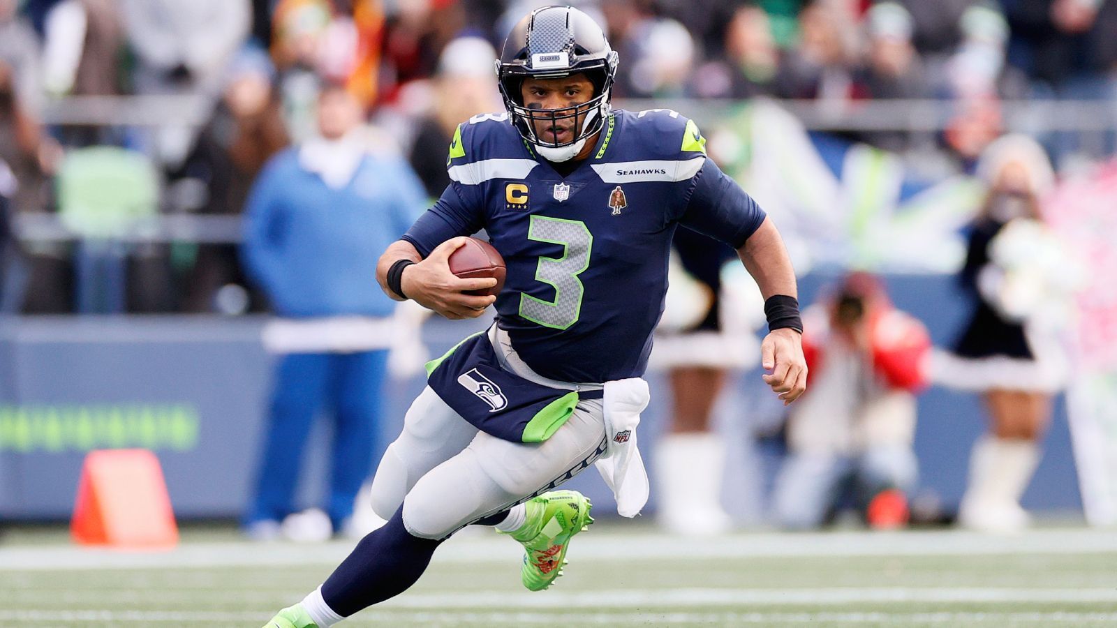 
                <strong>Russell Wilson (Seattle Seahawks)</strong><br>
                Bei Russell Wilson handelt es sich um eine ähnliche Situation wie in Green Bay mit Aaron Rodgers. Wilson war Berichten zufolge unzufrieden mit einigen Moves seiner Franchise und soll sich nach einem Trade umgehört haben. Wilson betonte zuletzt allerdings, dass er Seattle immer noch "liebe" und seinen Vertrag dort gern erfüllen will. Aber auch die Seattle Seahawks stehen vor einem Umbruch. Ob Coach Pete Carroll weitermacht, ist ebenfalls offen. Wie es mit "Russ", Carroll und den Seahawks 2022 weitergeht, steht in den Sternen.
              