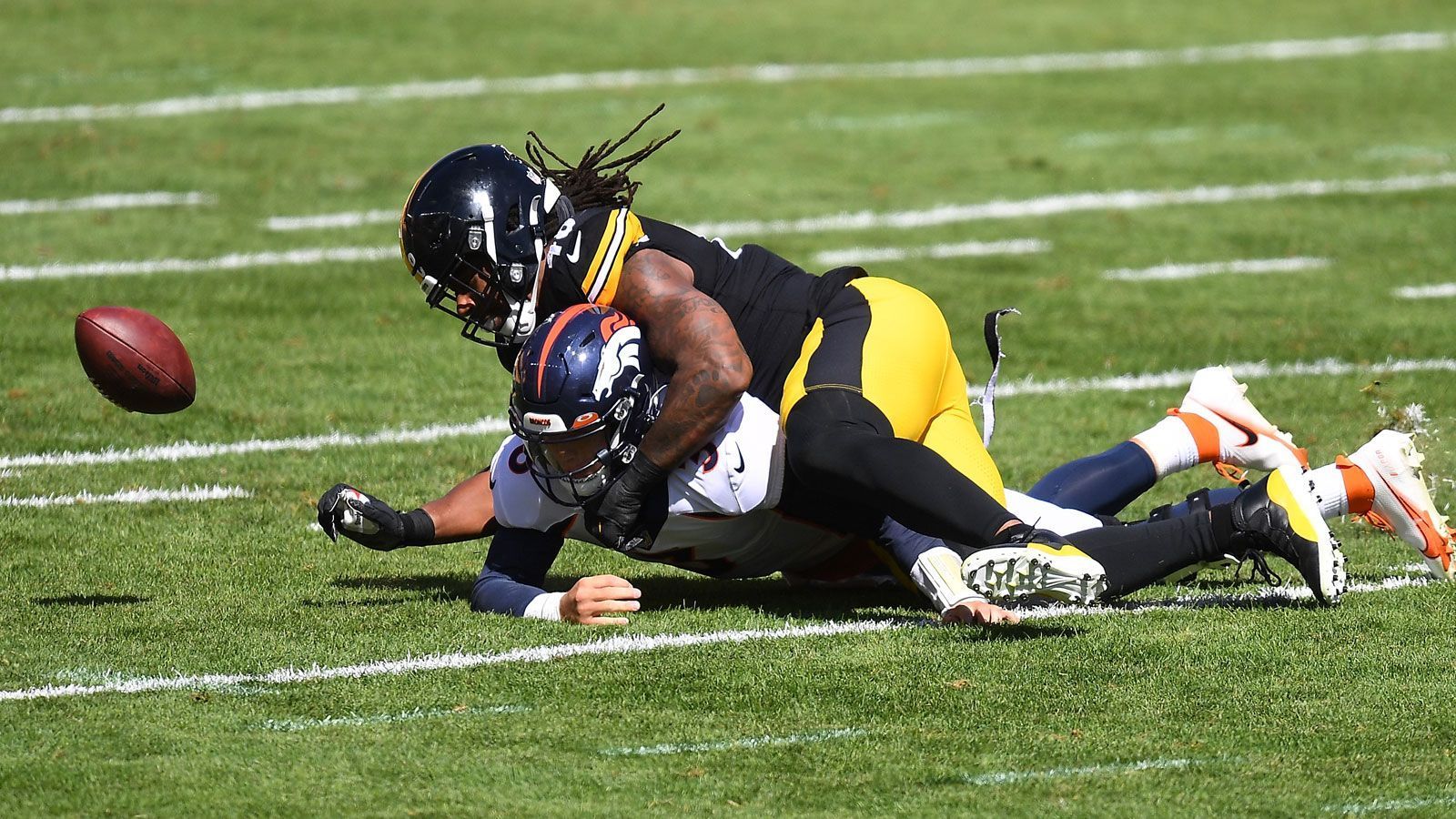 
                <strong>Drew Lock (Denver Broncos)</strong><br>
                Nach einem Sack von Steelers-Pass-Rusher Bud Dupree hat sich Drew Lock schwer an der rechten Schulter verletzt. Nach einer ersten Diagnose soll sich Lock eine AC-Gelenkssprengung zugezogen haben und dürfte damit wohl mit einer Zwangspause von zwei bis sechs Wochen rechnen. Wie schon gegen Pittsburgh, wird wohl Backup Jeff Driskel die Geschicke der Broncos-Offense übernehmen.
              