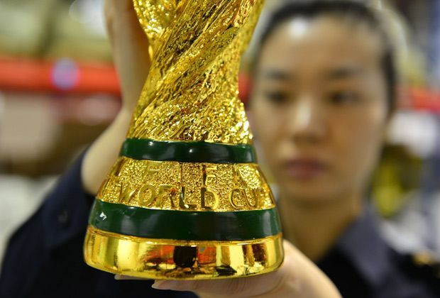 
                <strong>Anti-Fake-Offensive</strong><br>
                Die "Allgemeine Zollverwaltung von China" startete im April eine Kamagne gegen gefälschte Fußballartikel, die im Zusammenhang mit der WM 2014 in Brasilien stehen.
              