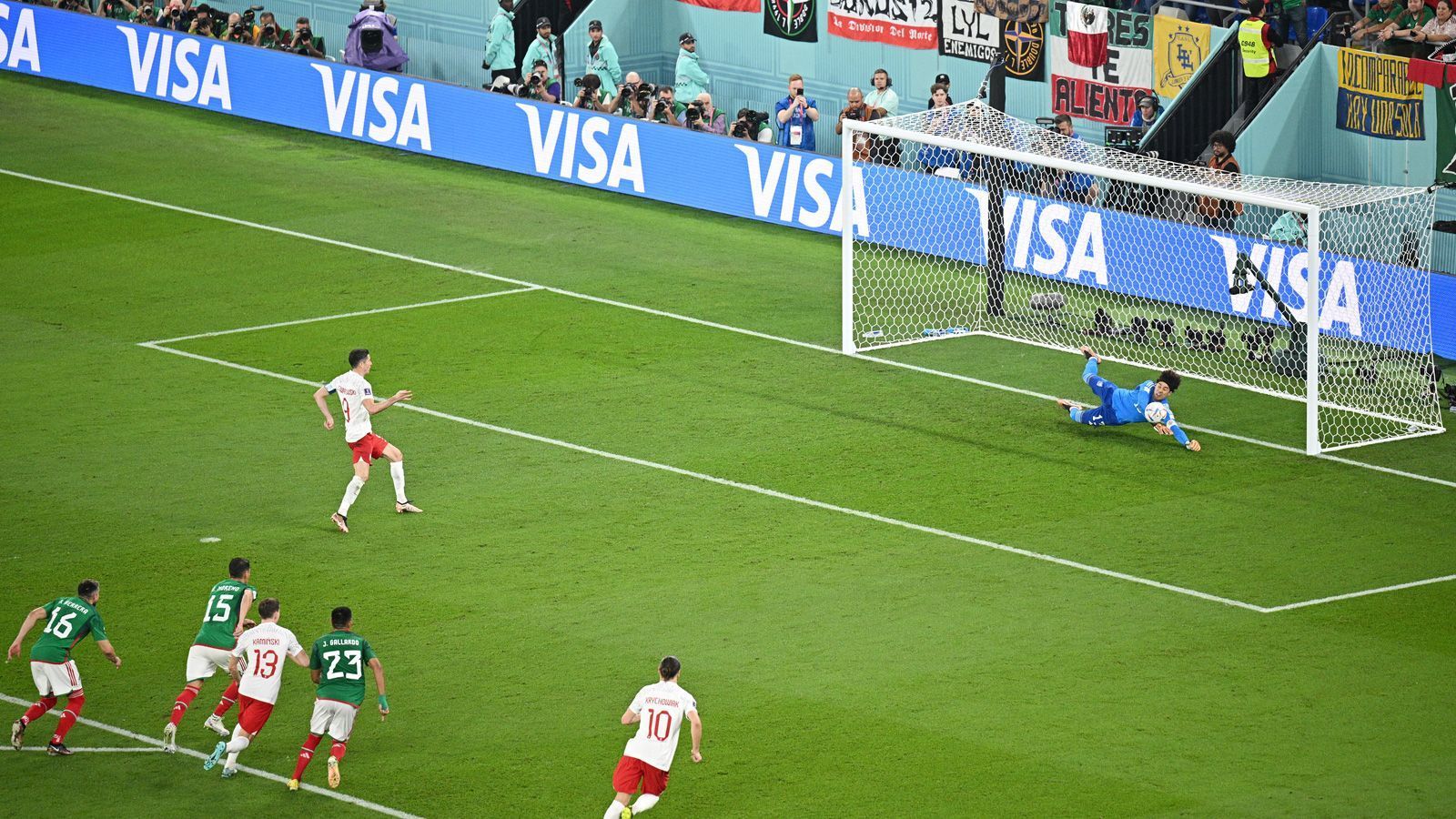 
                <strong>Lewandowski-Watch: So schlug sich Polens Stürmer gegen Mexiko</strong><br>
                ...und wehrt Lewandowskis Elfmeter ab!
              