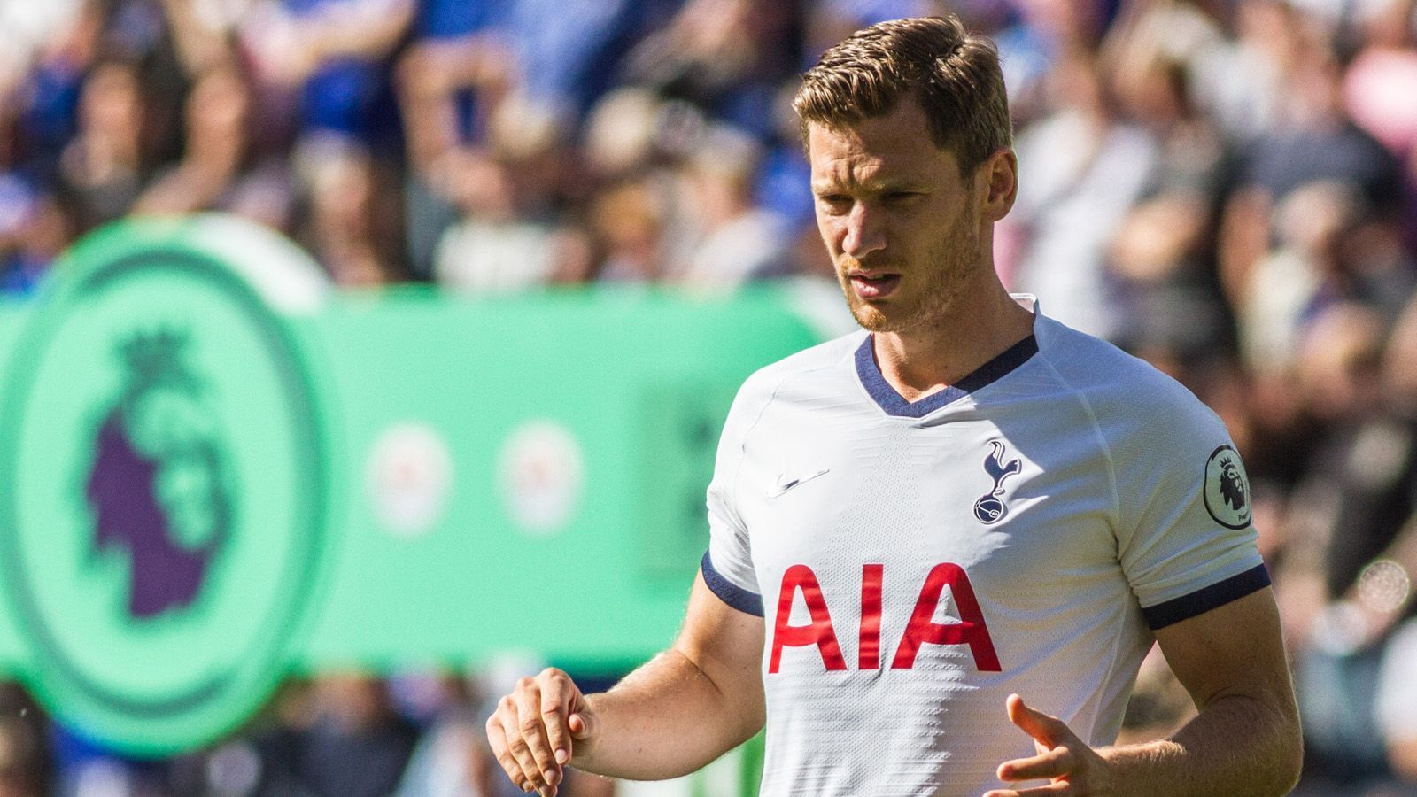 
                <strong>Jan Vertonghen (Tottenham Hotspur)</strong><br>
                Jan Vertonghen spielt seit fast acht Jahren für Tottenham Hotspur. Seit seinem Wechsel von Ajax Amsterdam im Sommer 2012 stand der belgische Rekordnationalspieler in mehr als 300 Begegnungen für die Londoner auf dem Platz. Weil sich der Innenverteidiger zu Beginn der laufenden Saison mit dem damaligen "Spurs"-Coach Mauricio Pochettino überworfen haben soll, machte das Gerücht die Runde, Bayer Leverkusen hätte Interesse an einer Verpflichtung. Nun müsste auch Jose Mourinho über einen Verbleib von Vertonghen mitentscheiden - danach sieht es aber aktuell nicht aus.
              