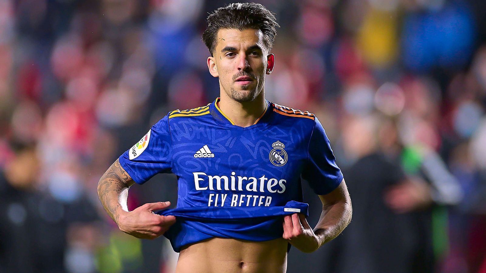 
                <strong>Dani Ceballos</strong><br>
                Auch die Zukunft von Dani Ceballos bei Real Madrid steht in den Sternen. Im zentralen Mittelfeld herrscht mit Toni Kroos, Casemiro, Luka Modric und Federico Valverde viel zu viel Konkurrenz für den Spanier. Zudem wurde Ceballos nun auch noch der französische Youngster Eduardo Camavinga vor die Nase gesetzt. Zuletzt war Ceballos, dessen Vertrag 2023 ausläuft, zwei Jahre an Arsenal London ausgeliehen. Ob das eine Option für die Zukunft des 25-Jährigen wäre?
              