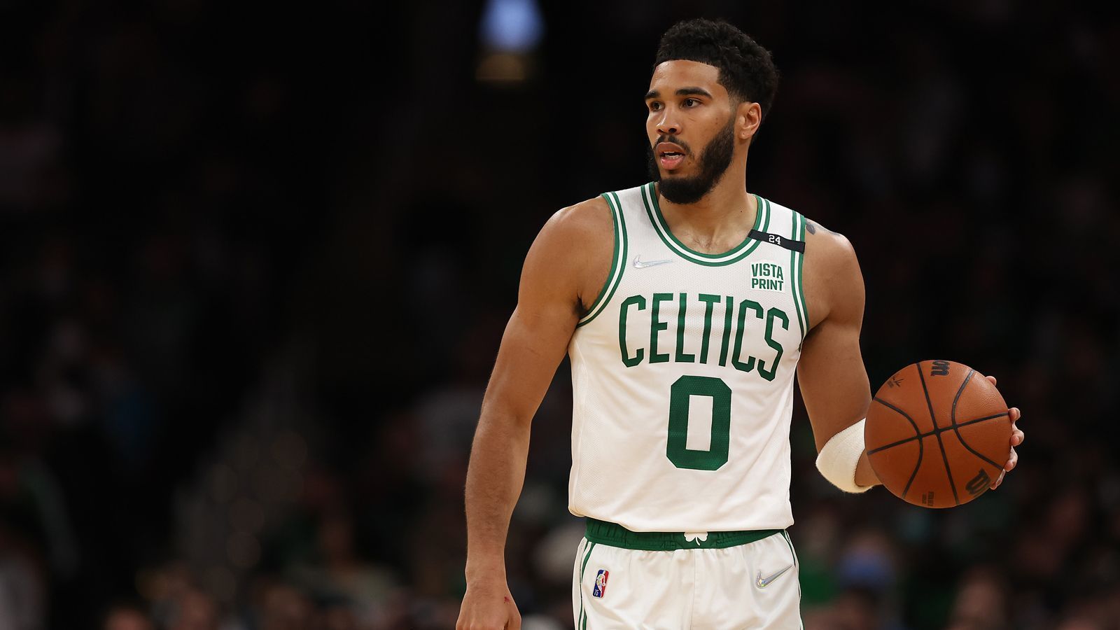 
                <strong>Boston Celtics (Eastern Conference)</strong><br>
                &#x2022; Bilanz: 51-31<br>&#x2022; Topscorer: Jayson Tatum mit 26,9 Punkten im Schnitt<br>&#x2022; NBA-Titel: 17 Titel (1957, 1959-1966, 1968, 1969, 1974, 1976, 1981, 1984, 1986, 2008)<br>
              