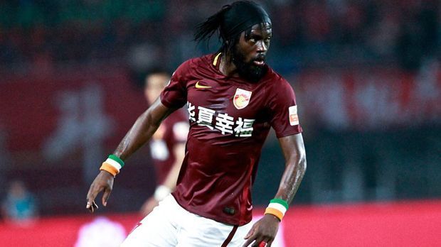 
                <strong>Gervinho</strong><br>
                Anfang 2016 wechselte Stürmer Gervinho vom AS Rom zu Hebei China Fortune. Geschätztes Einkommen: rund zehn Millionen Euro pro Saison. Er verriet öffentlich, wie einfach er sein Top-Gehalt aufstocken kann - riesigen Bonus-Zahlungen sei Dank! "Der Präsident kam zu mir und sagte so und so viel für ein Tor und diese Summe, wenn du nicht triffst. Für jeden erzielten Treffer gibt es etwa 150.000 Euro. 60.000 Euro pro Spiel - und das auch noch netto." Geld alleine macht aber wohl doch nicht zwingend glücklich. Der Ivorer stand nämlich oft gar nicht im Kader. Dazu kamen ein Kreuzbandriss und eine Suspendierung. Somit ist es wenig verwunderlich, dass Gervinho in zwei Jahren in China nur etwas mehr als 20 Pflichtspiele absolvierte. Sein Vertrag läuft noch bis Ende 2018.
              