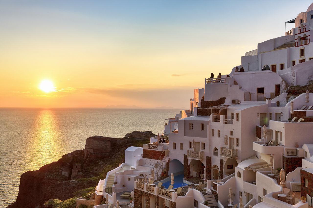 Santorin (Griechenland). Die typische Kombination aus weißen Häusern und blauen Dächern scheint besonders bei Verliebten gefragt. Wer nach der perfekten Kulisse für einen Heiratsantrag sucht, findet hier sicherlich Inspiration.