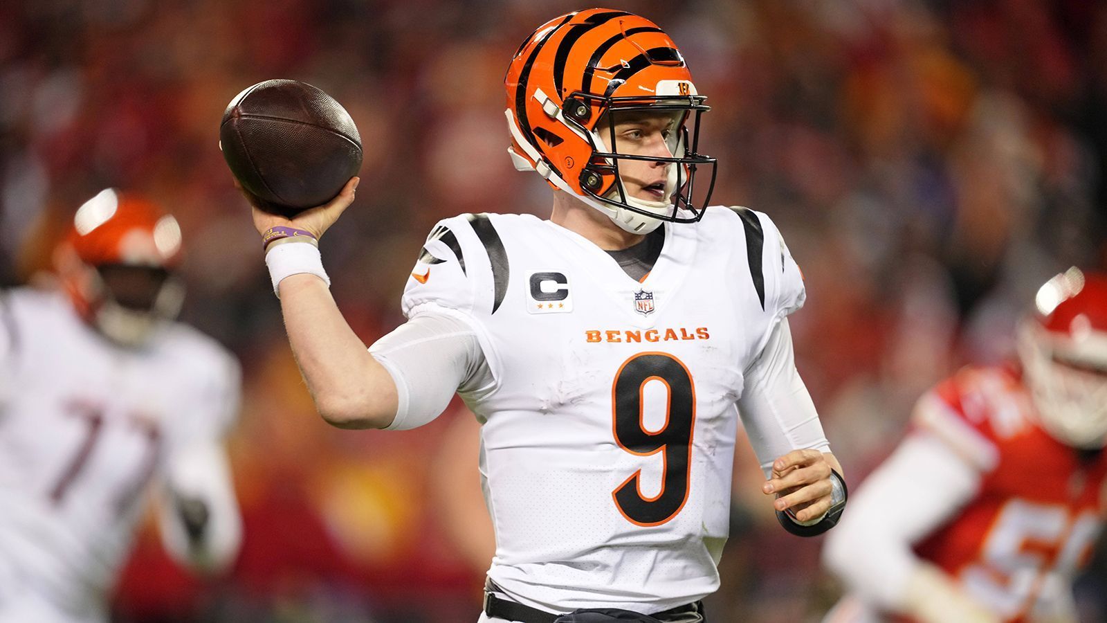 
                <strong>Cincinnati Bengals </strong><br>
                &#x2022; <strong>Name:</strong> Joe Burrow<br>&#x2022; <strong>Position:</strong> Quarterback<br>&#x2022; <strong>Stats 2022:</strong> 4.475 Passing Yards, 35 Touchdowns, zwölf Interceptions, fünf Rushing Touchdowns<br>
              