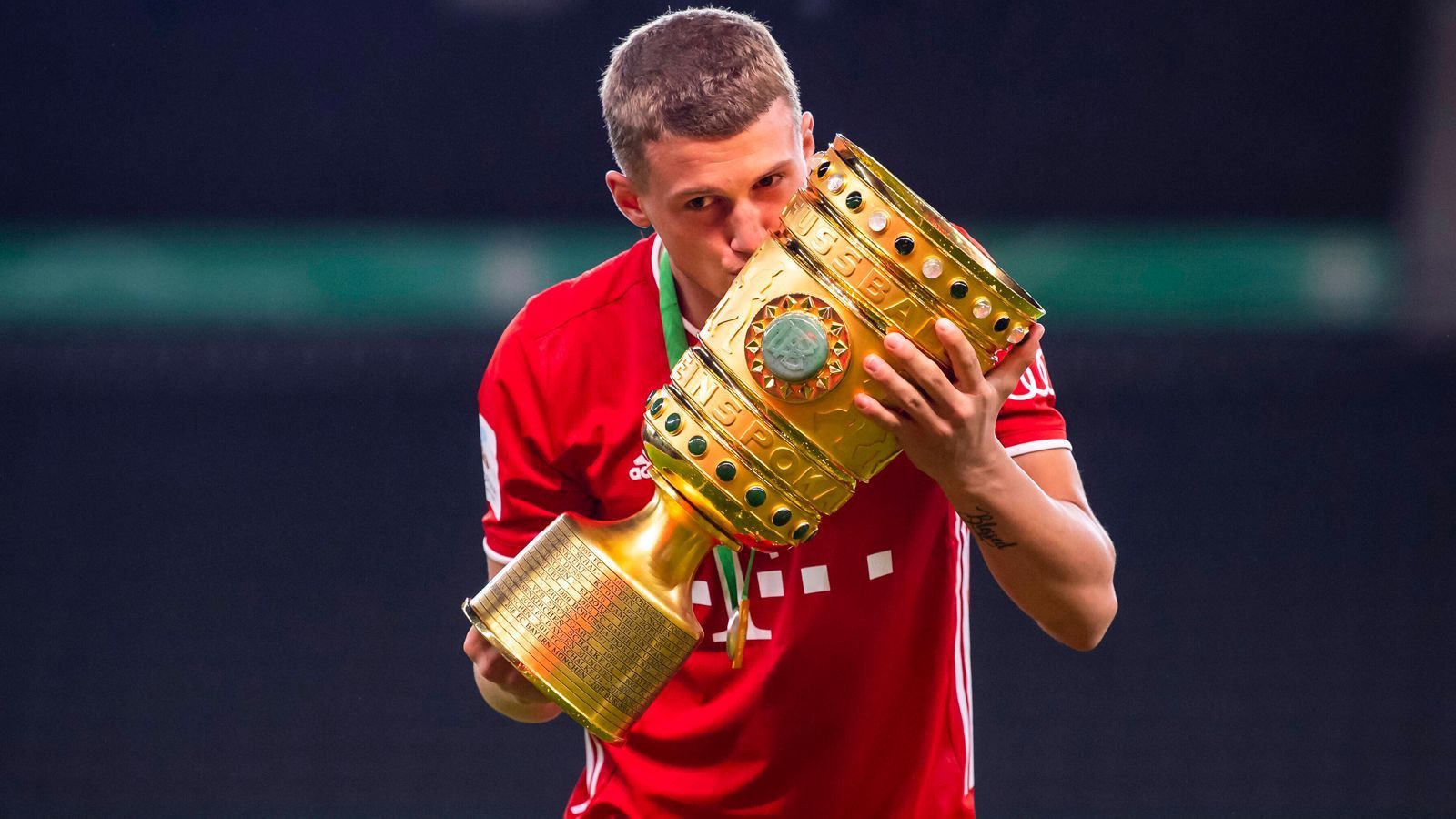 
                <strong>Michael Cuisance</strong><br>
                Eine Ablöse von zwölf Millionen Euro hatte der FC Bayern im Sommer 2019 für den Franzosen bezahlt. Cuisance ist technisch hoch veranlagt, durchlebte allerdings eine schwierige Saison. Der Tiefpunkt: Im November 2019 flog er aus disziplinarischen Gründen sogar bei der 2. Mannschaft des FC Bayern aus der Startelf. Zudem litt der 21-Jährige in der Hinrunde unter Verletzungsproblemen. In der Champions League durfte er zwar nicht auflaufen. Dennoch wecken seine guten Leistungen im Juni Hoffnung, dass er in der bevorstehenden Saison mehr Einsätze bekommt. Flick sagt: "Wie sein Weg weitergeht, entscheidet letztendlich auch der Spieler - was er anbietet. Im Moment sind wir sehr zufrieden."
              