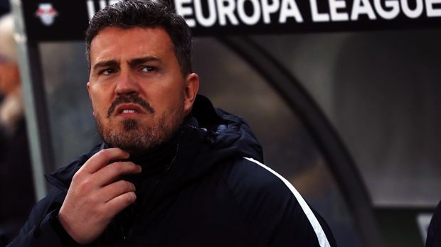 
                <strong>Oscar Garcia</strong><br>
                Oscar Garcia: Das Kriterium Ex-Barca-Spieler würde auch Garcia erfüllen. Der Spanier spielte zwischen 1993 und 1999 für die Profis der Katalanen, arbeitet derzeit bei Red Bull Salzburg und führte die Österreicher zuletzt zum dritten Double in Folge. Zuletzt lag dem 43-Jährigen auch ein Angebot von Malaga vor, doch Salzburg verweigerte die Freigabe für den noch bis zum Sommer 2018 gebundenen Erfolgscoach. Garcia lernte das Trainer-Handwerk zwischen 2010 und 2012 bei Barcelonas Jugendmannschaft.
              