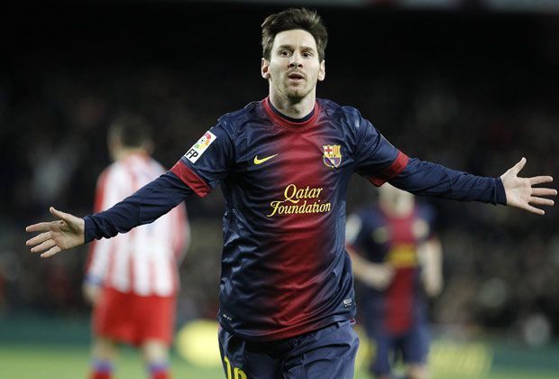 
                <strong>Lionel Messi: 2012</strong><br>
                2012 holt Barcelona zwar lediglich den spanischen Pokal, dafür wird Messi wieder Weltfußballer. Rekord, denn vier Mal hintereinander gelang dies keinem anderen. Messi selbst lässt es "nur" 60 Mal bei 50 Spielen im gegnerischen Kasten klingeln.
              
