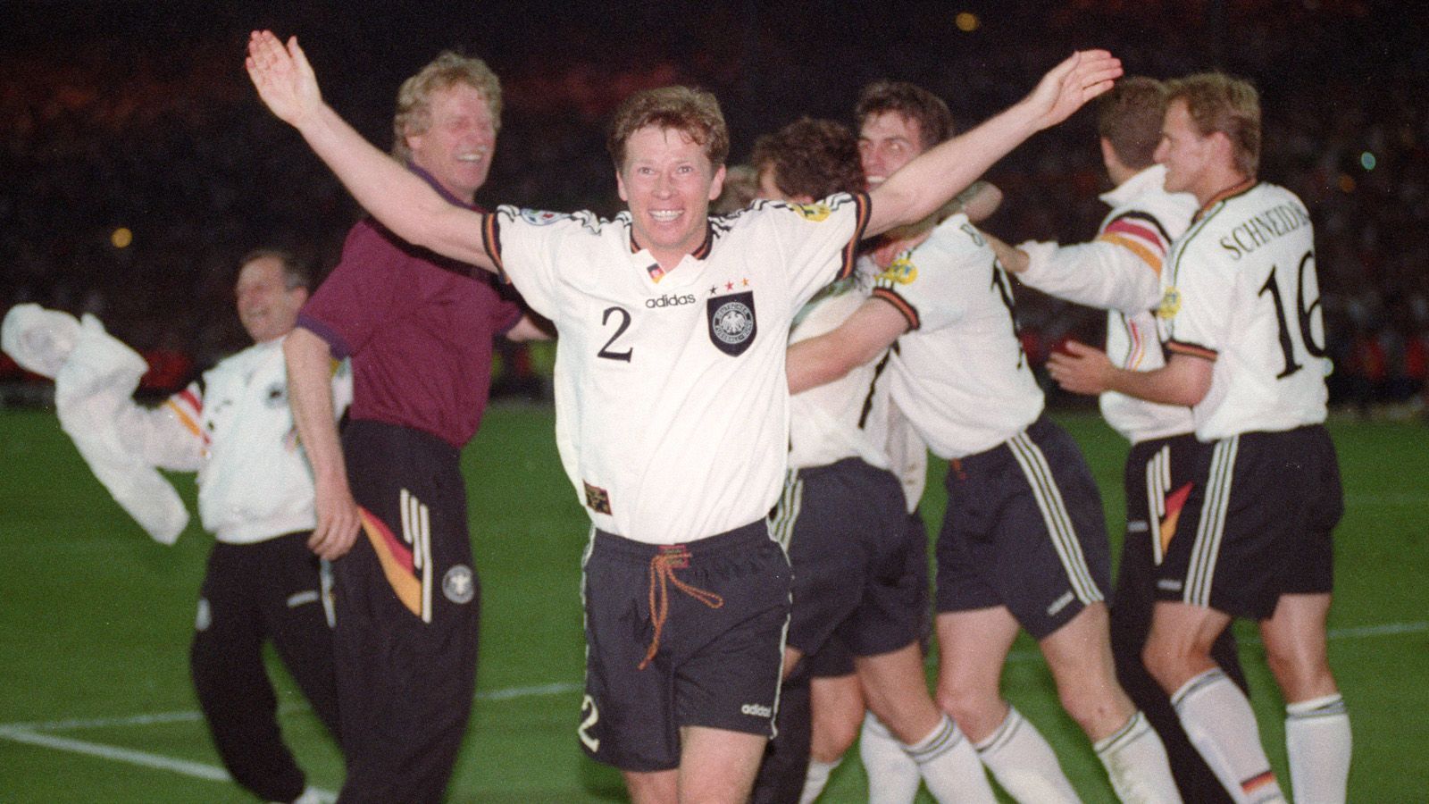 
                <strong>EM 1996: England - Deutschland 1:1 (1:1, 1:1) n.V., 5:6 i.E.</strong><br>
                ... Der Engländer Gareth Southgate - heute Trainer der Three Lions -  verschoss gegen Andreas Köpke und Andreas Möller sorgte mit seinem verwandelten Strafstoß für den deutschen Finaleinzug. Wieder war England in einem Halbfinale im Elfmeterschießen am späteren Turniersieger aus Deutschland gescheitert.
              