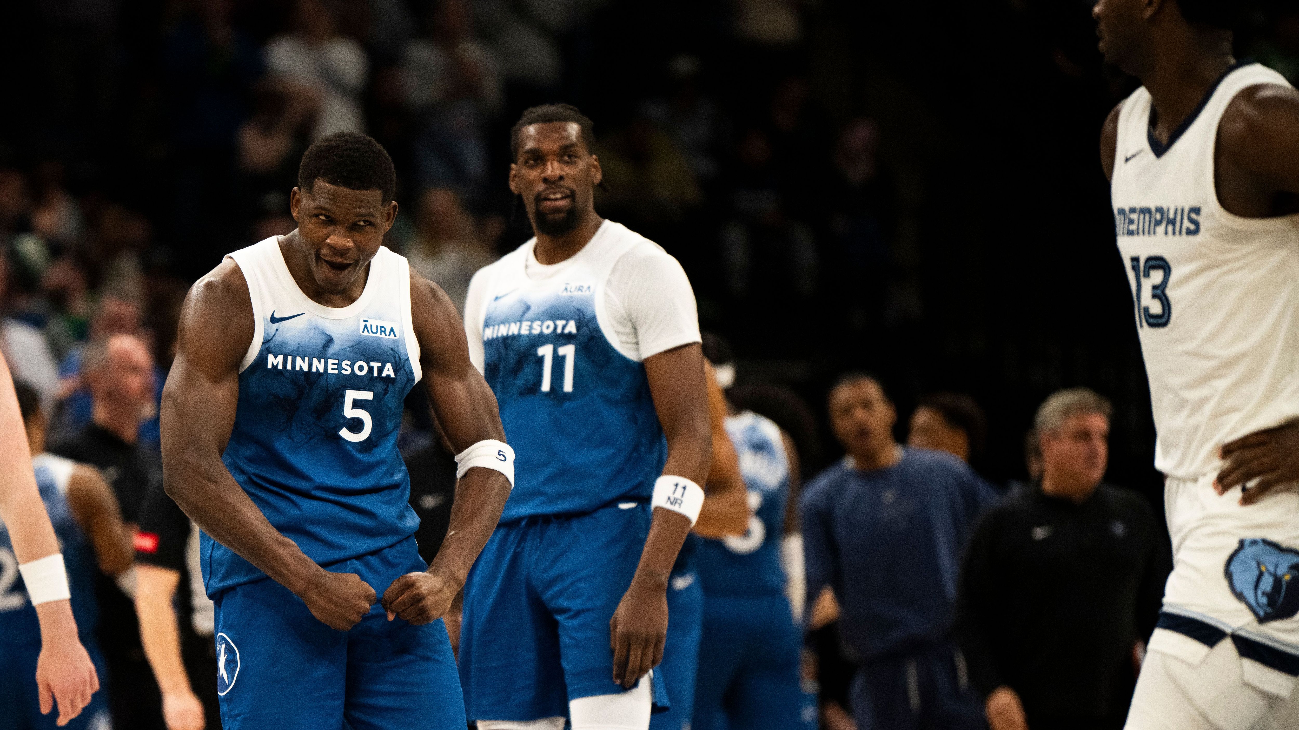 <strong>Platz 3 - Minnesota Timberwolves (zuvor Rang 3, 42:17)</strong> <br>Minnesota befindet sich weiter an der Spitzenposition der Western Conference. Sieben Siege aus den vergangenen acht Spielen. In dieser Phase ein sensationelles Net Rating von fast 15. Die eh schon starke Defense hat nochmal draufgepackt. Sorgen gibt es derzeit um Superstar Edwards, der mit Problemen am Sprunggelenk zu kämpfen hat.