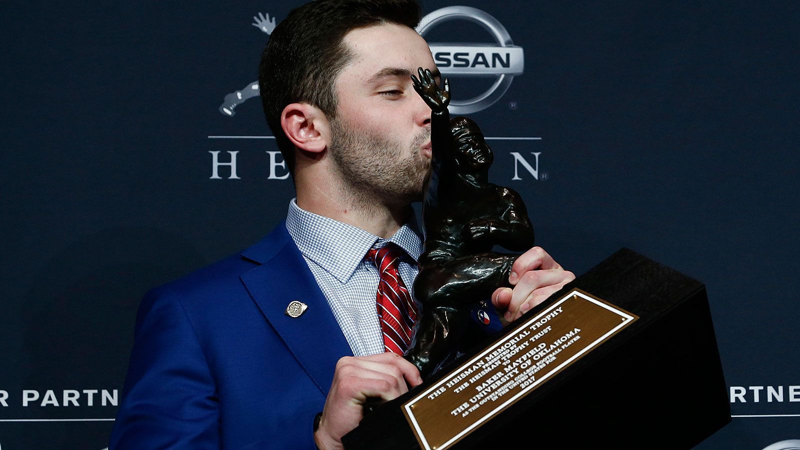 
                <strong>Heisman Trophy 2018: das Mayfield-Erbe</strong><br>
                Zunächst mal: im vergangenen Jahr gewann Quarterback Baker Mayfield die begehrte Trophäe. Jetzt spielt er in der NFL bei den Cleveland Browns und ist Starter. Wie Murray kam Mayfield vom College aus Oklahoma. Die Oklahoma Sooners stellen somit zum zweiten Mal in Folge den Sieger der Heisman Trophy. Die folgenden Spieler schafften es auf die Plätze hinter Murray.
              