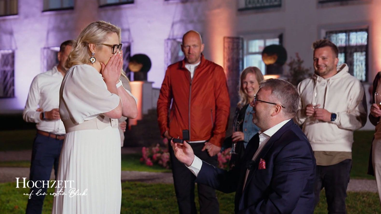 Und sie sagt Ja. Dr. Sandra Köhldorfer bekommt während des Finales von "Hochzeit auf den ersten Blick" 2022 selbst einen Antrag.