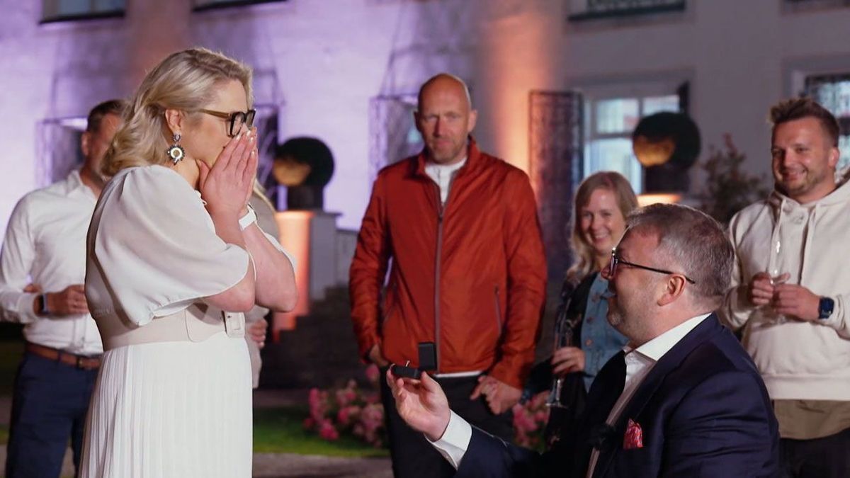 Und sie sagt ja. Dr. Sandra Köhldorfer wird während des Finales von "Hochzeit auf den ersten Blick" 2022 selbst um ihre Hand angehalten. 