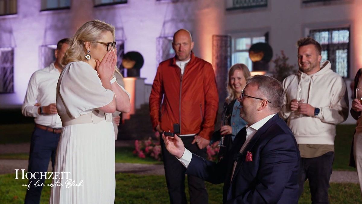 Und sie sagt ja. Dr. Sandra Köhldorfer wird während des Finales von "Hochzeit auf den ersten Blick" 2022 selbst um ihre Hand angehalten. 