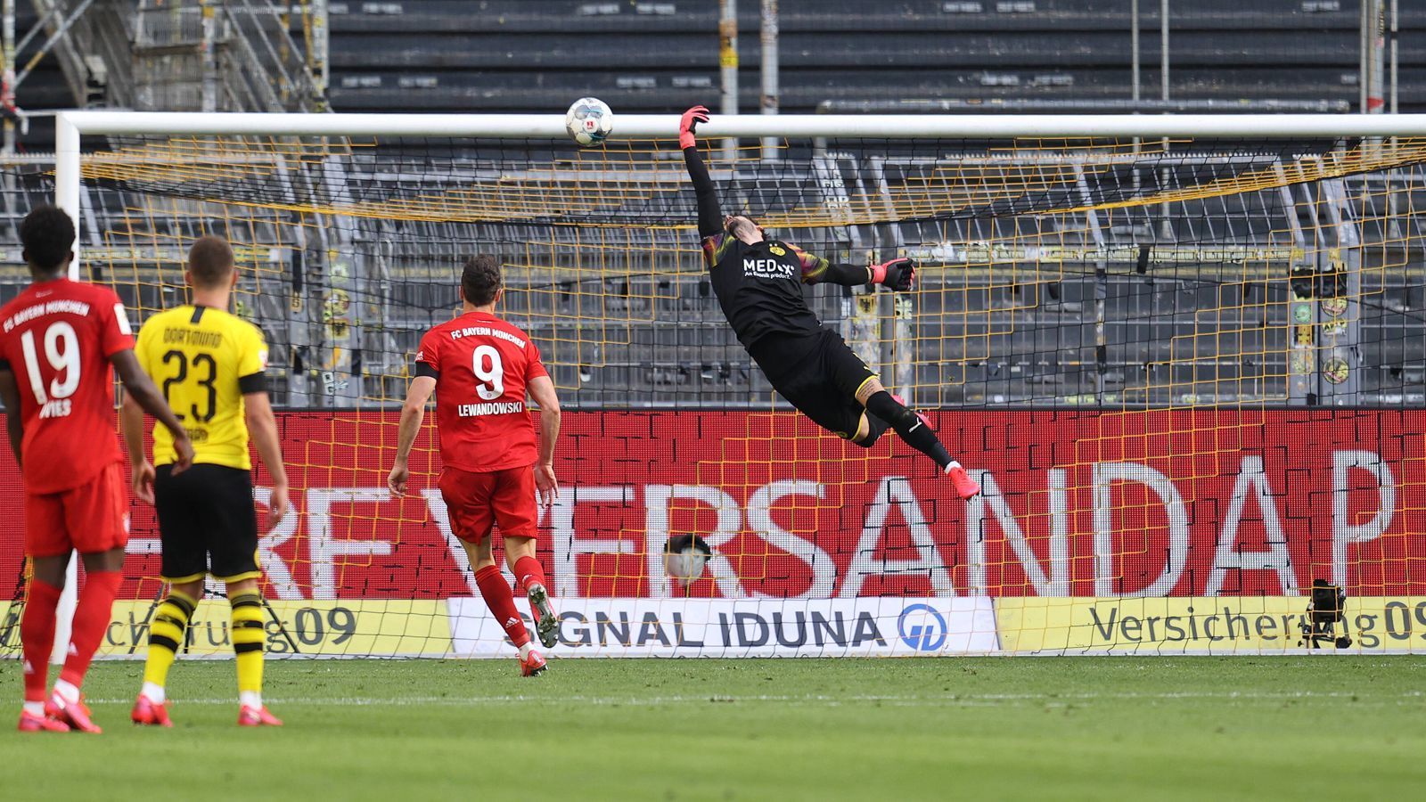 
                <strong>Roman Bürki</strong><br>
                Sieht beim Gegentor unglücklich aus. Ist mit der Hand dran, ohne den Ball entscheidend abzulenken. Ansonsten kann er sich mehrfach auszeichnen und spielt eine solide Partie. ran-Note: 4
              