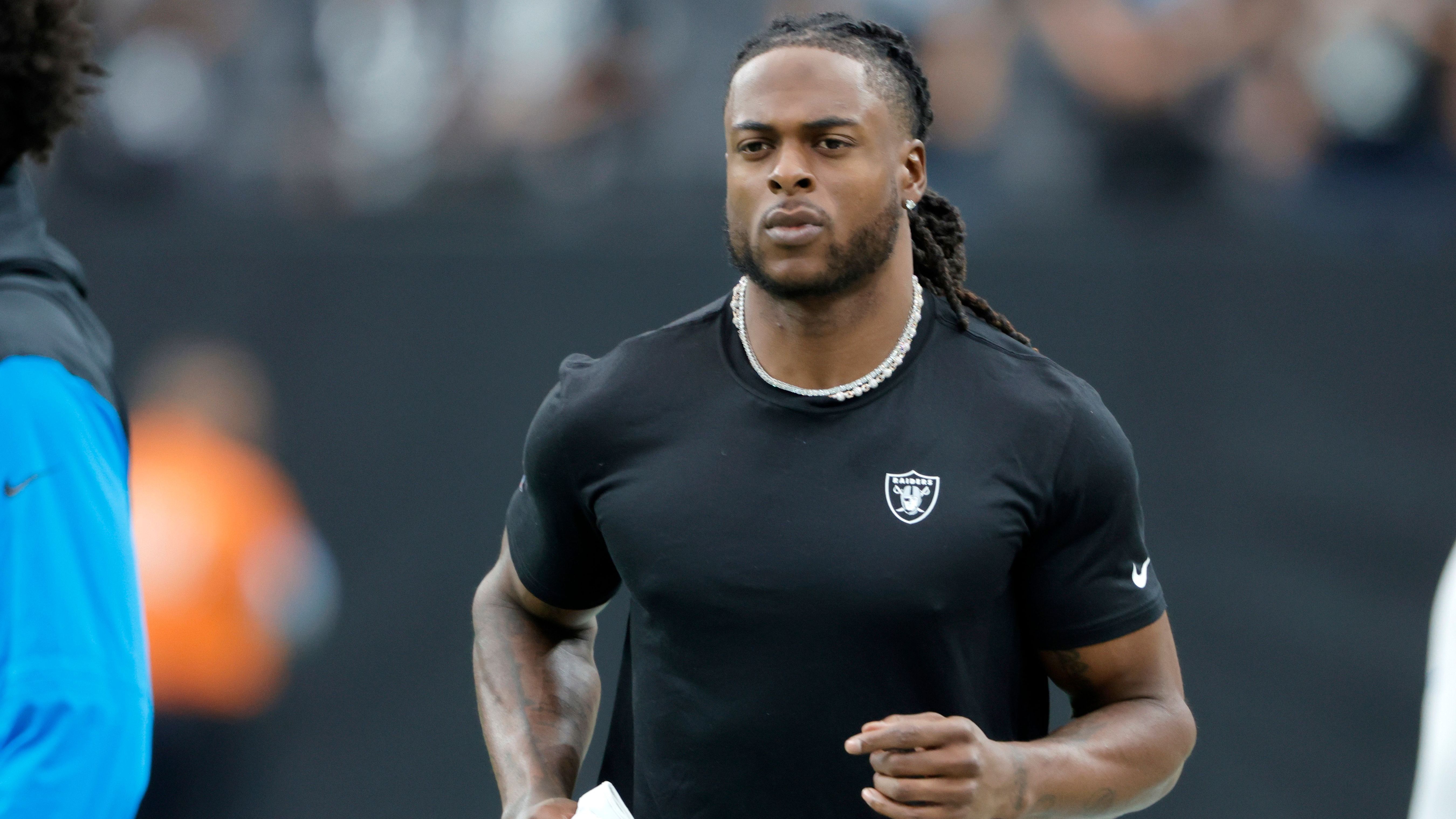 <strong>Davante Adams (Las Vegas Raiders)<br></strong>Letztmals stand <a data-li-document-ref="440237" href="https://www.ran.de/sports/nfl-davante-adams-vor-trade-verraet-der-raiders-star-mit-kryptischer-botschaft-sein-neues-team-440237">Raiders-Receiver Davante Adams, um den es reichlich Trade-Gerüchte gibt</a>, in Woche 3 gegen die Panthers auf dem Rasen. Das Spiel gegen die Broncos in Woche 5 verpasste er ebenso wie schon die Partie zuvor gegen die Browns, er leidet noch immer an Oberschenkelproblemen.