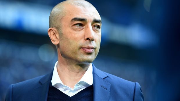 
                <strong>Roberto Di Matteo</strong><br>
                Robert Di Matteo: Nach seinem Intermezzo beim FC Schalke 04 könnte auch eine Rückkehr von Roberto Di Matteo im Raum stehen. Der Italo-Schweizer gewann 2012 mit Chelsea die Champions League und genießt hohes Ansehen bei den Fans. Trotzdem scheint eine Verpflichtung eher unwahrscheinlich.
              
