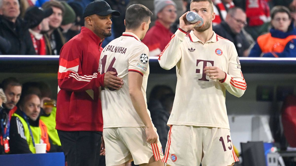 Trainer Vincent KOMPANY (Bayern Muenchen) mit Joao PALHINHA (Bayern Muenchen) und Eric DIER (Bayern Muenchen) vor Einwechslung. Fussball Champions League Achtelfinale FC Bayern Muenchen - Bayer 04 ...