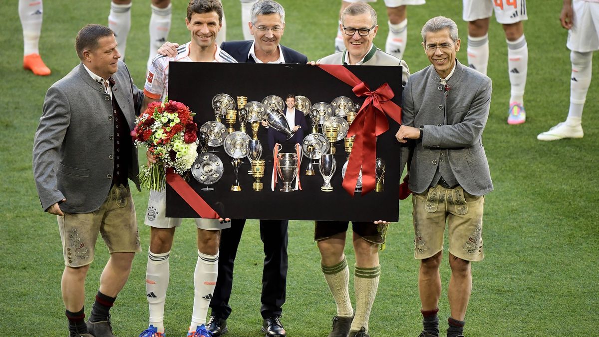 10.05.2025, xemx, Fussball 1.Bundesliga, FC Bayern Muenchen - Borussia Mönchengladbach v.l. Verabschiedung von Thomas Müller Mueller (FC Bayern München Muenchen) (DFL DFB REGULATIONS PROHIBIT ANY U...
