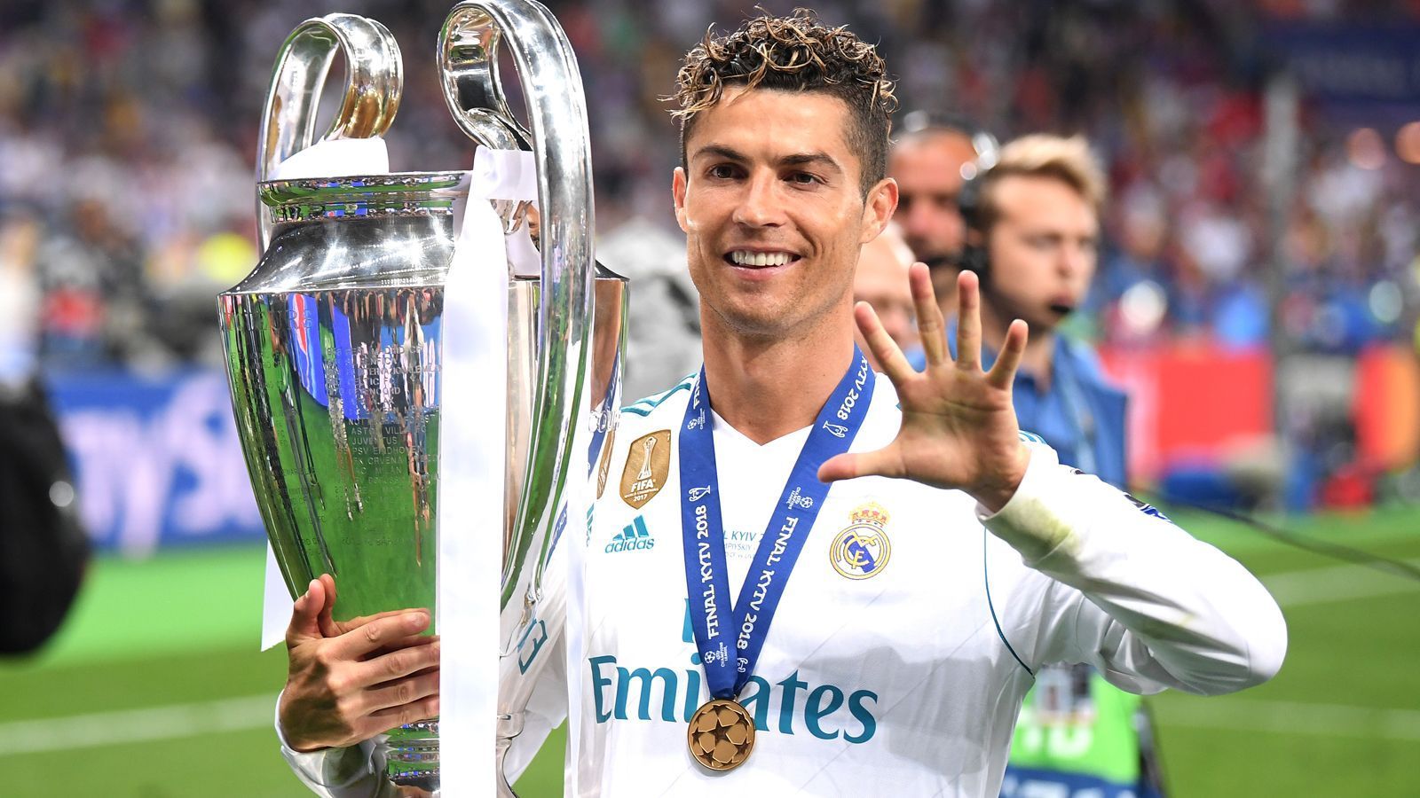 
                <strong>So viel soll Cristiano Ronaldo bei Real Madrid verdient haben</strong><br>
                Bei Real Madrid kickte der Portugiese von 2009 bis 2018 und dürfte dort um einiges weniger kassiert haben. Auf 21 bis 22 Millionen Euro wurde einst das Jahresgehalt von CR7 bei den Madrilenen geschätzt. Im Jahr 2016, als Cristiano Ronaldo im Visier der spanischen Justiz war, gab sein Management ein Einkommen von 22 Millionen Euro an. Damals stand CR7 wegen Steuerhinterziehung vor Gericht. 2019 ging der Prozess zu Ende, Cristiano Ronaldo wurde zu einer 23-monatigen Haftstrafe verurteilt, diese wurde aber zur Bewährung ausgesetzt. Zudem musste CR7 fast 19 Millionen Euro an Steuern und Geldbuße nachzahlen. 
              